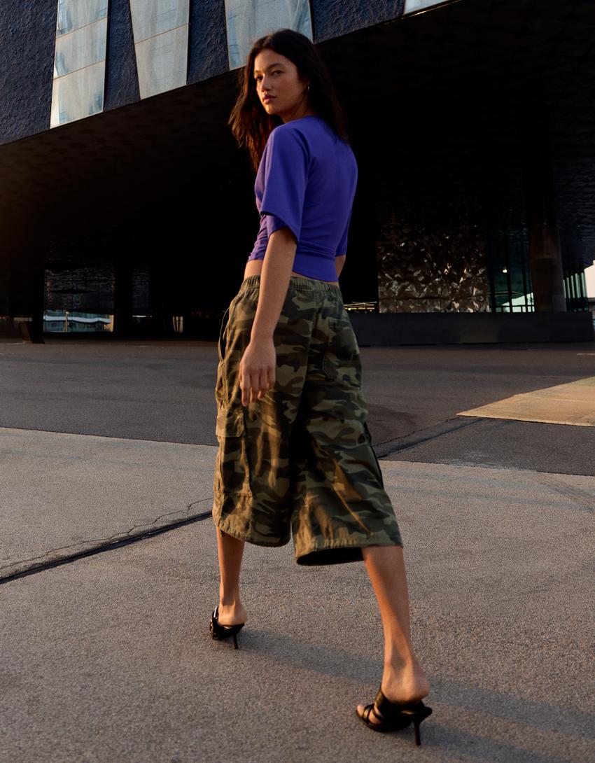 Printed cargo Bermuda shorts-Khaki