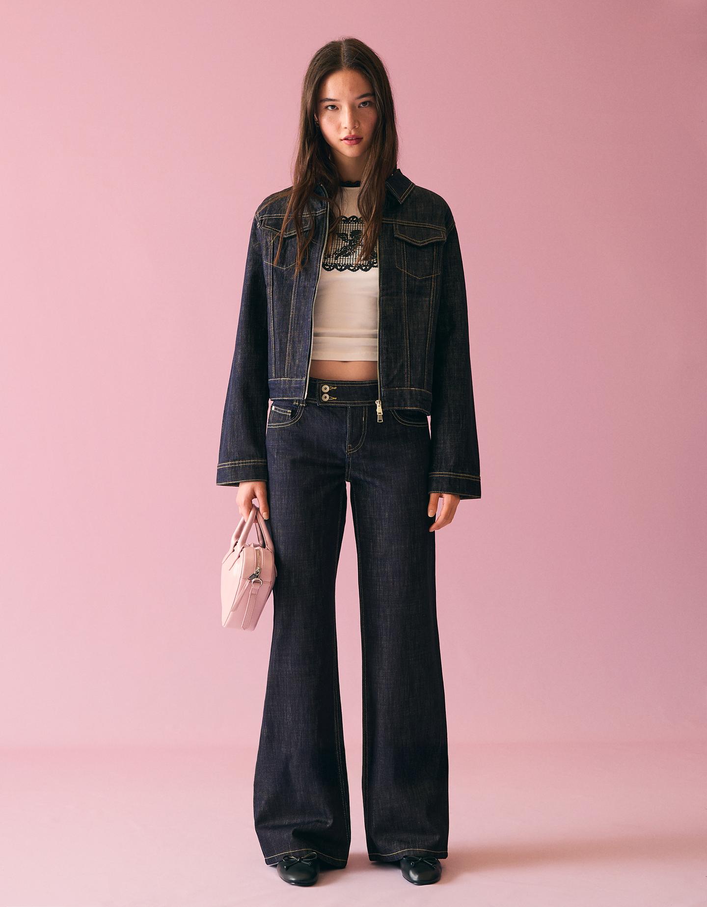 Bershka jeansy o kroju baggy z niskim stanem i haftem granatowy
