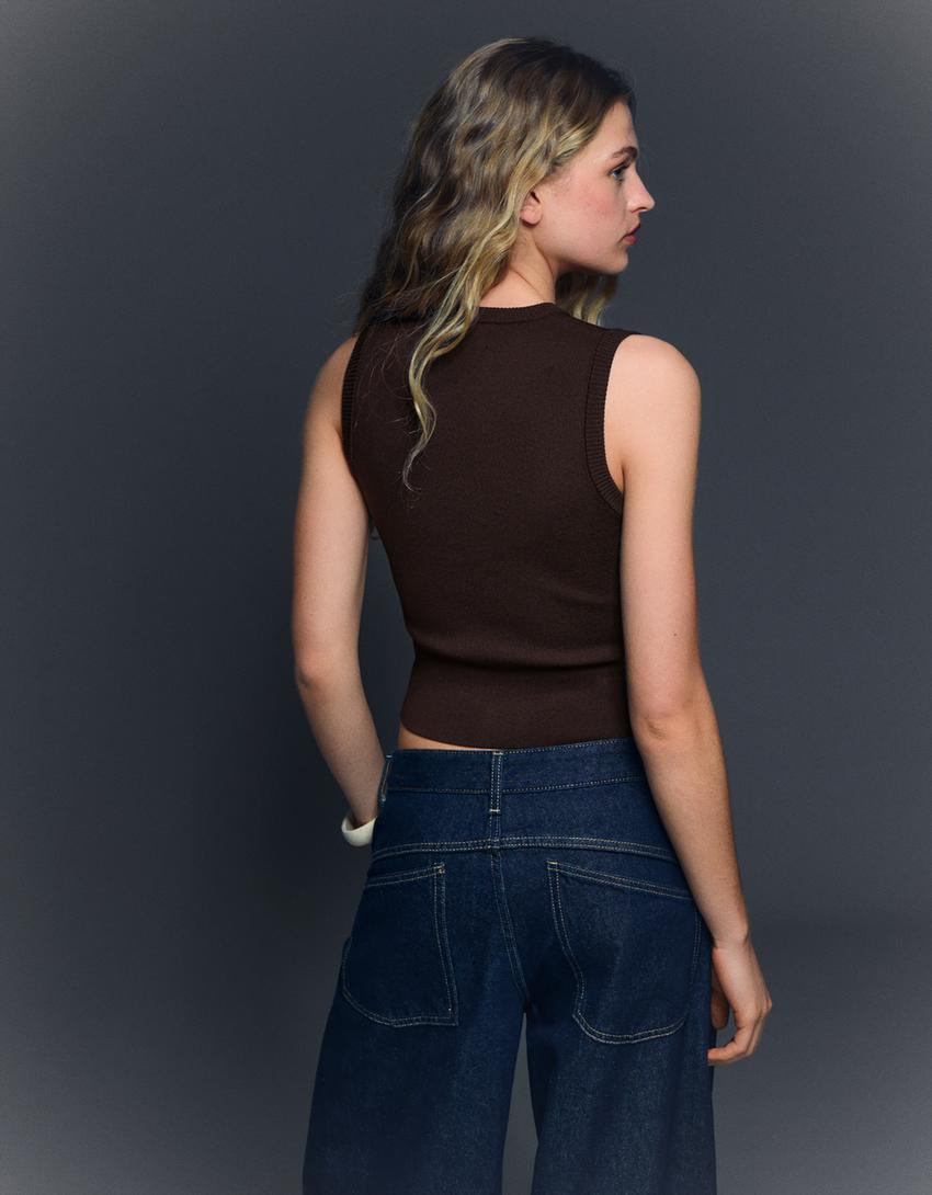 Round neck button-up vest-Brown