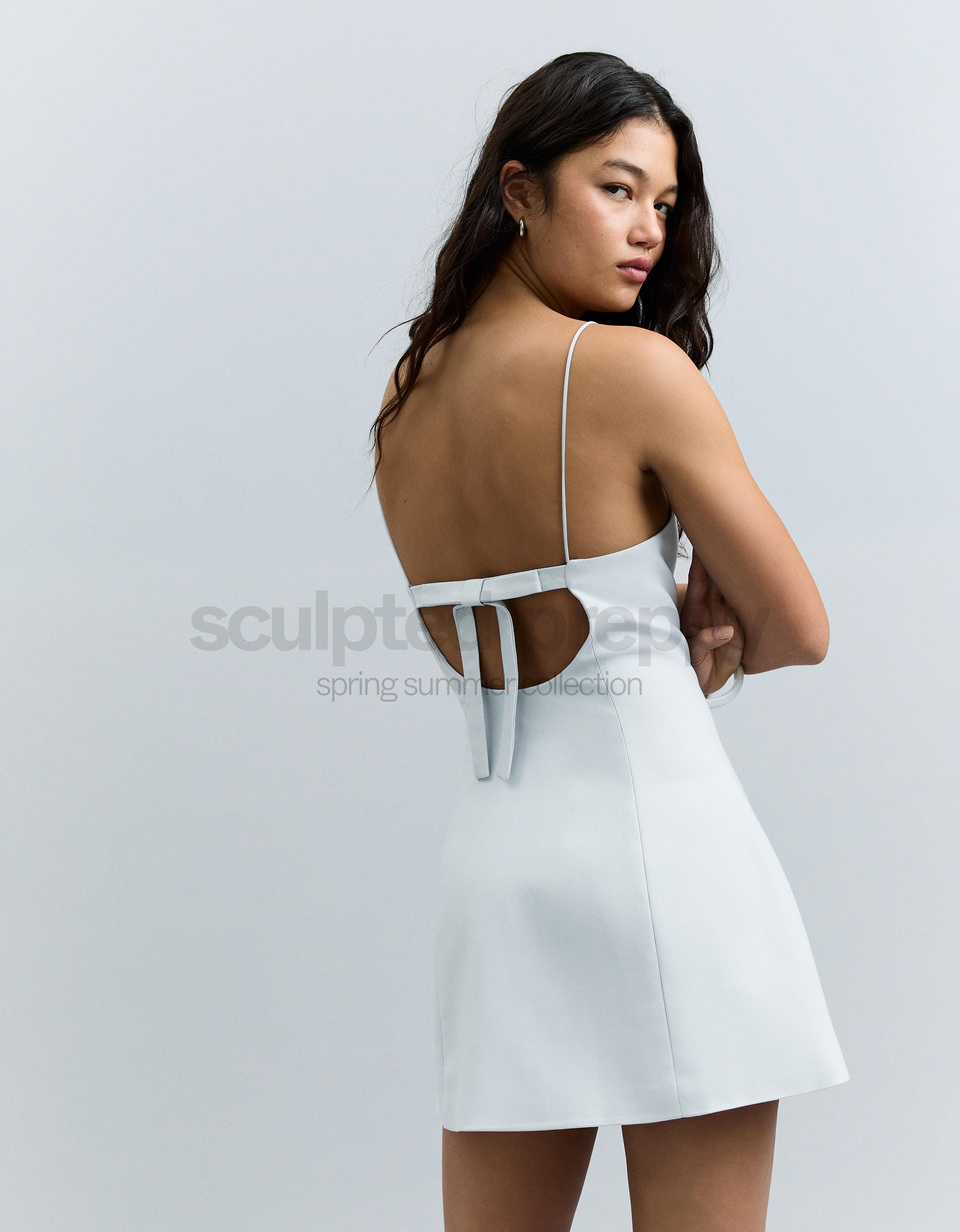 Sırtı bağcıklı mini elbise - Görsel 9