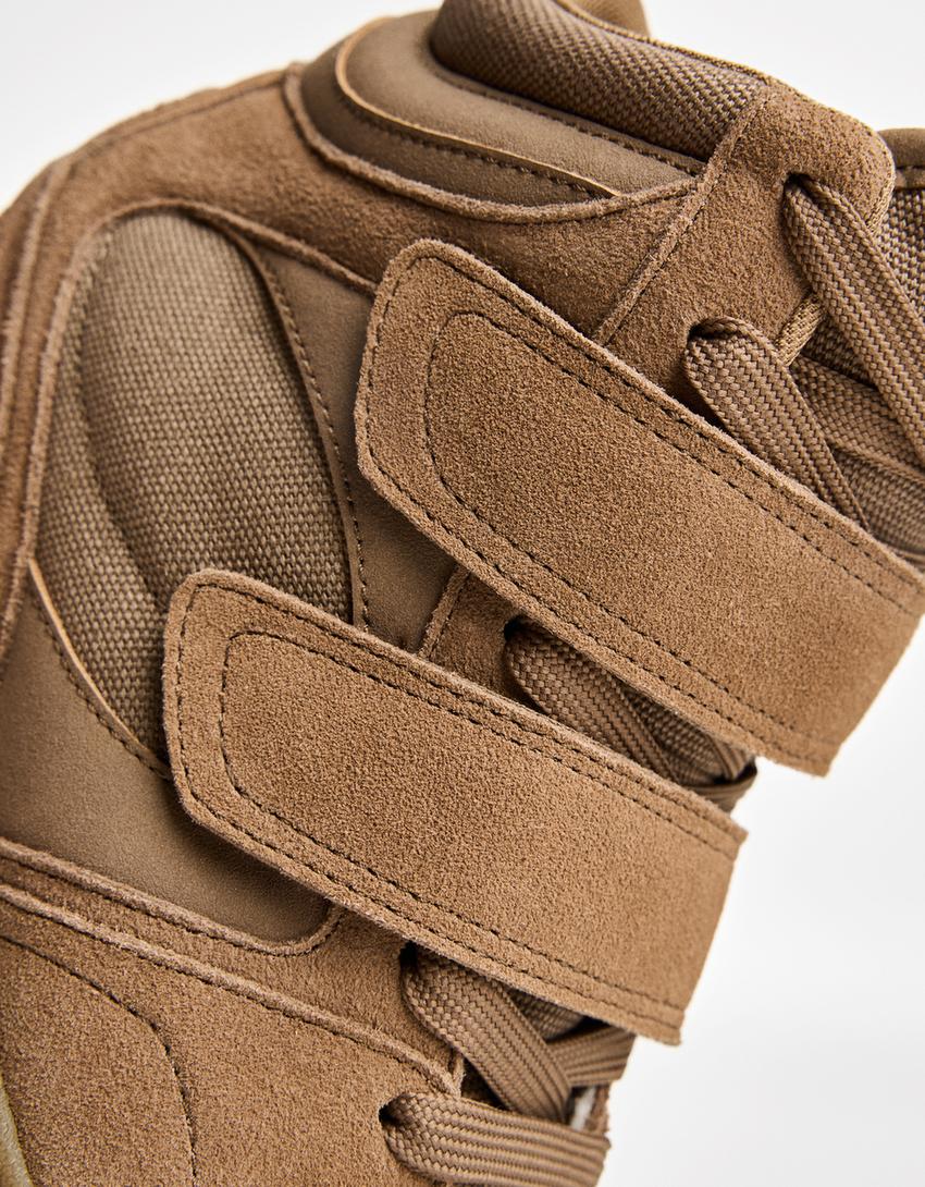 Sneakers a stivaletto con zeppa interna-Tostato