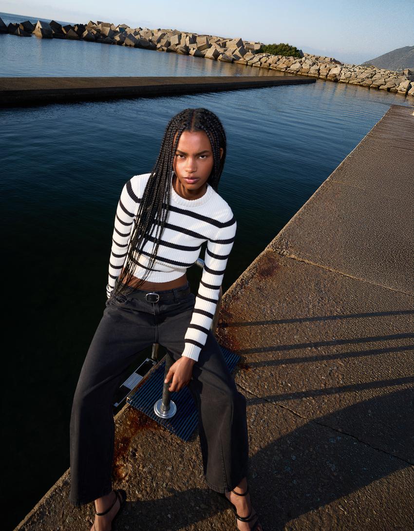 Round neck sweater-Black