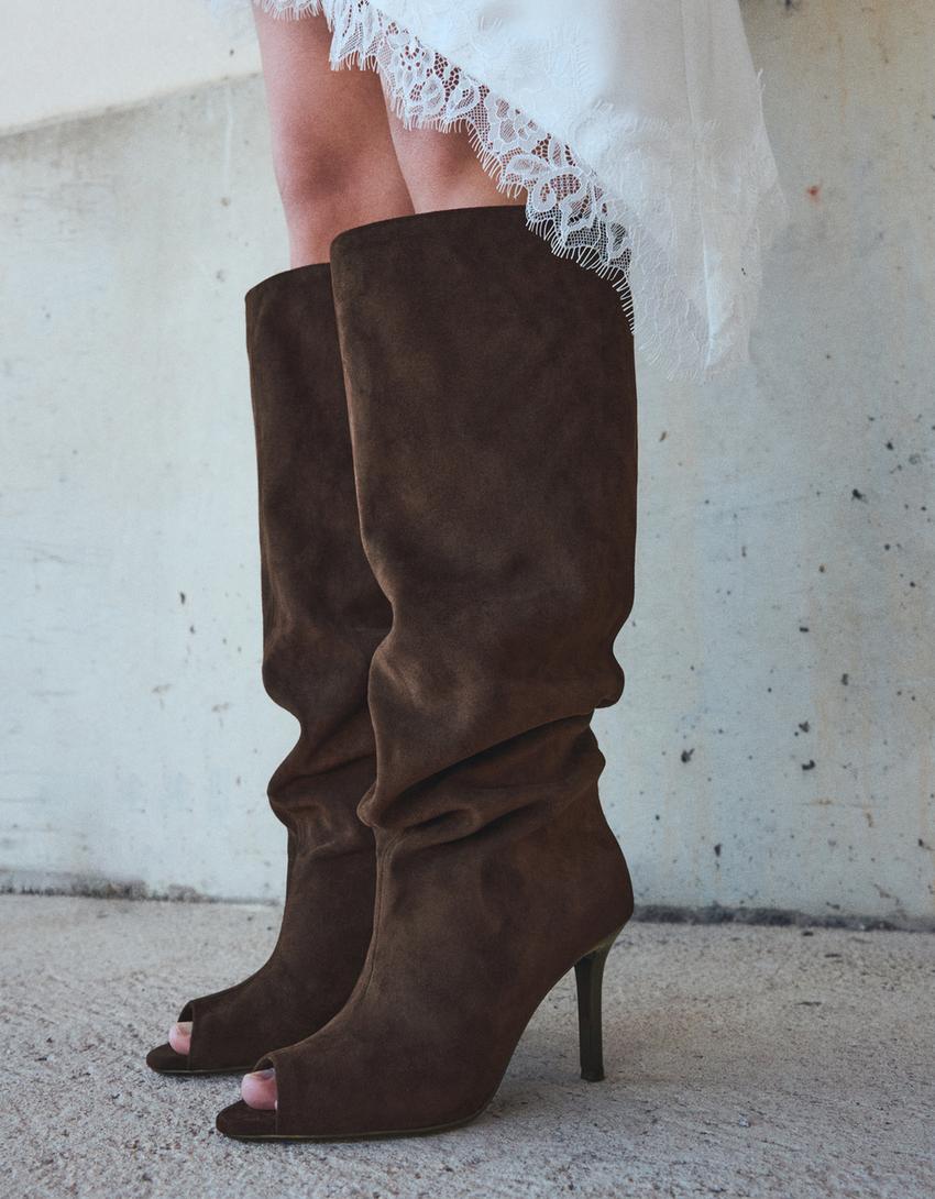 Bota tacão fino abertura-Marrom