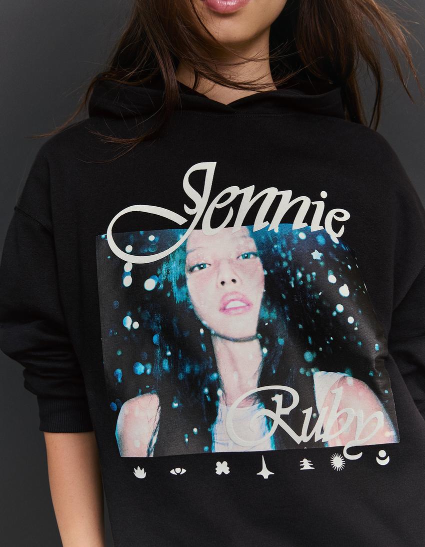 Sweatshirt Jennie Ruby capuz estampado-Preto