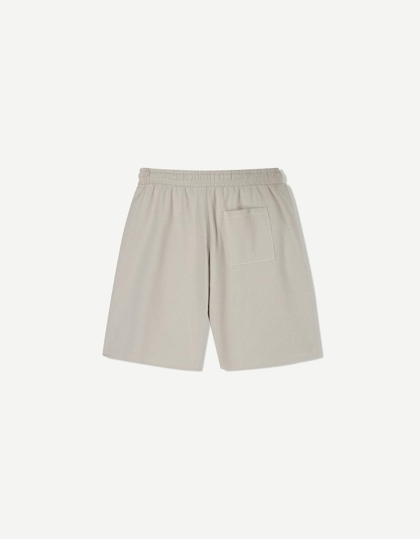 Tekstuuripintaiset bermudashortsit-Kameli