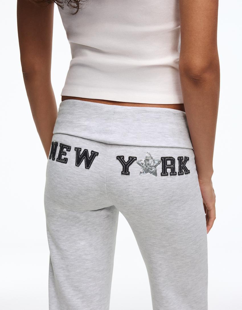 Pantalón felpa flare parche-Gris