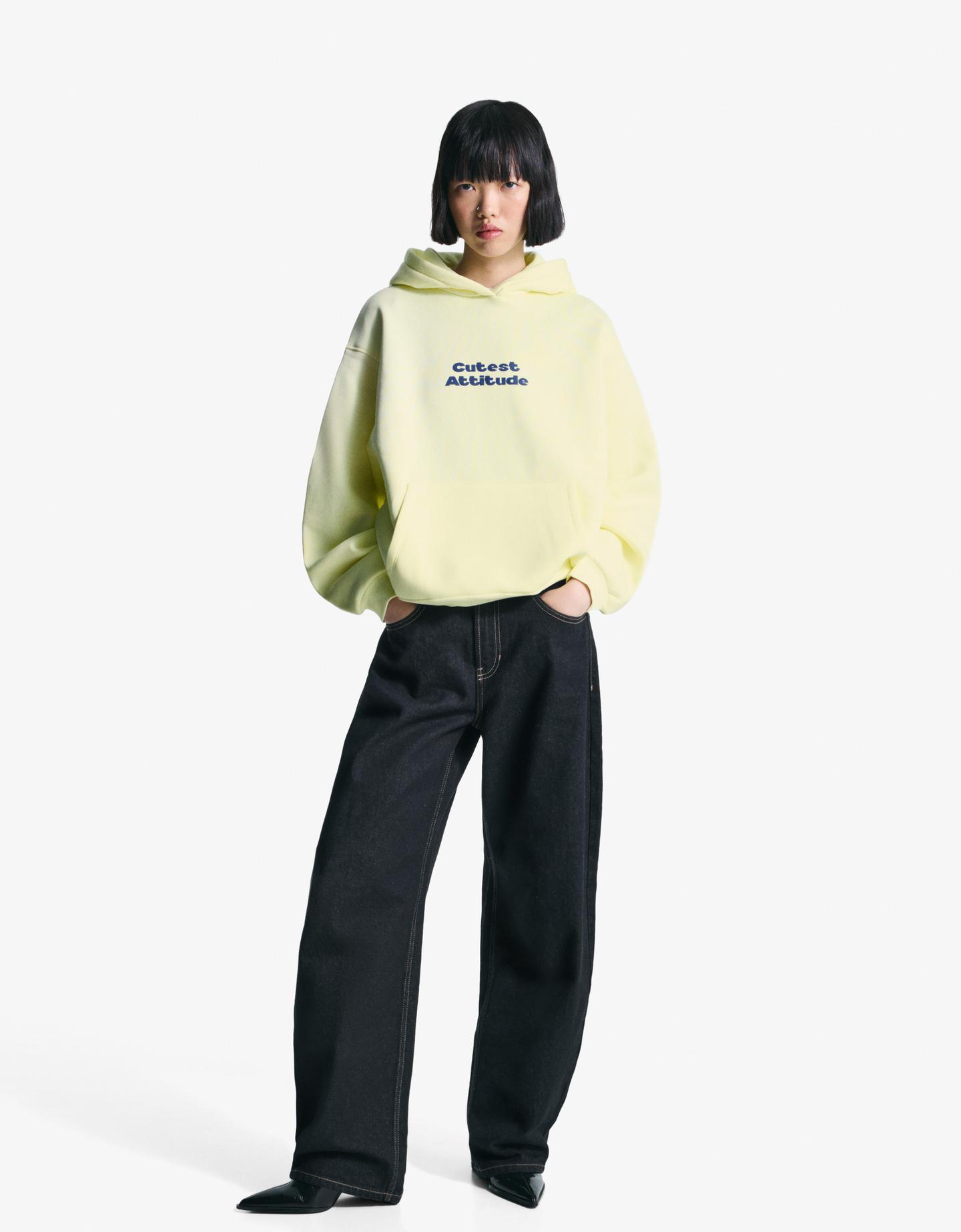 Bershka bluza z kapturem i nadrukiem żółty