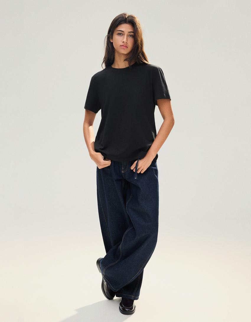 Basic T-Shirt mit kurzen Ärmeln-Schwarz