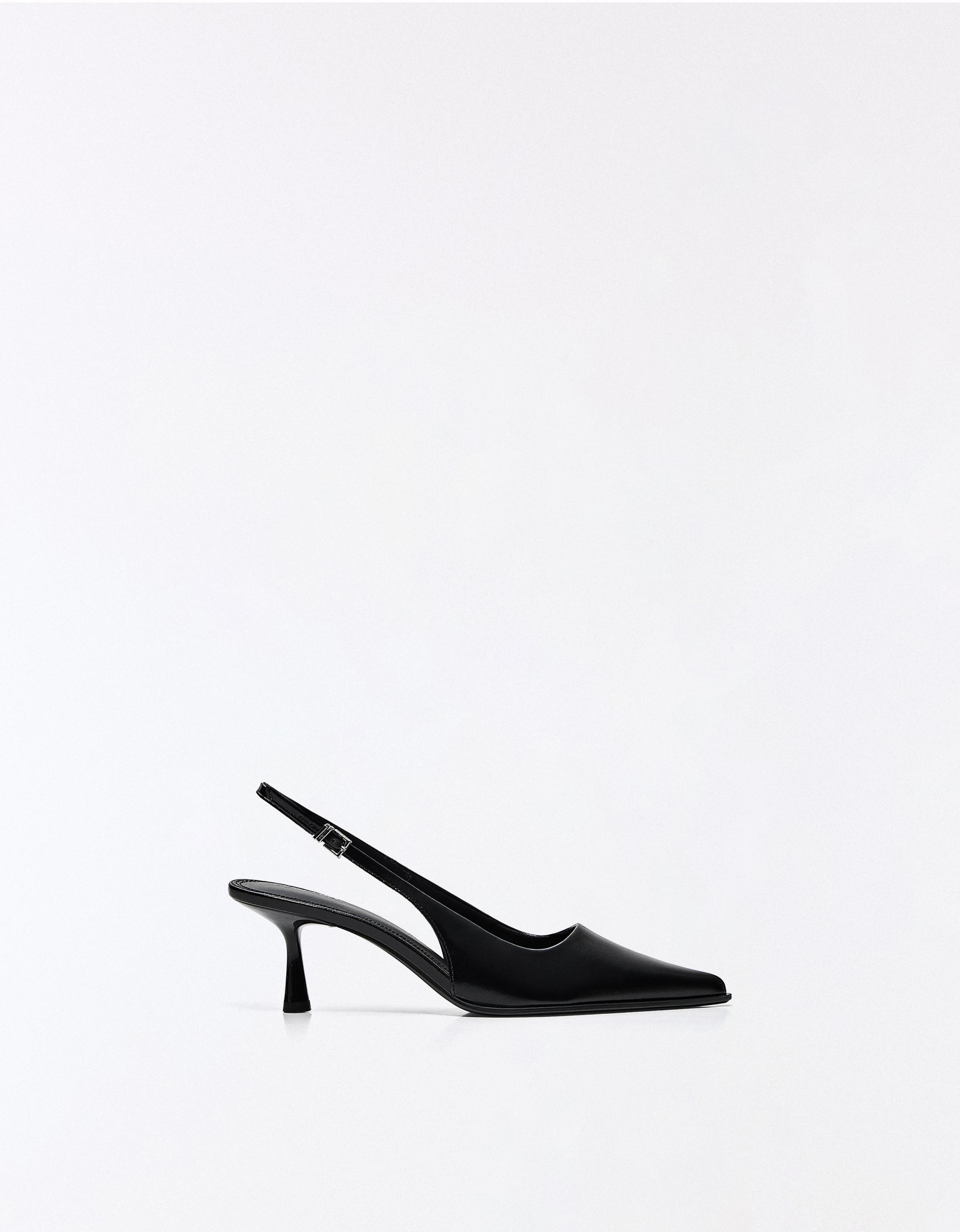 HEELED SHOES WITH BUCKLE DETAIL — BLACK