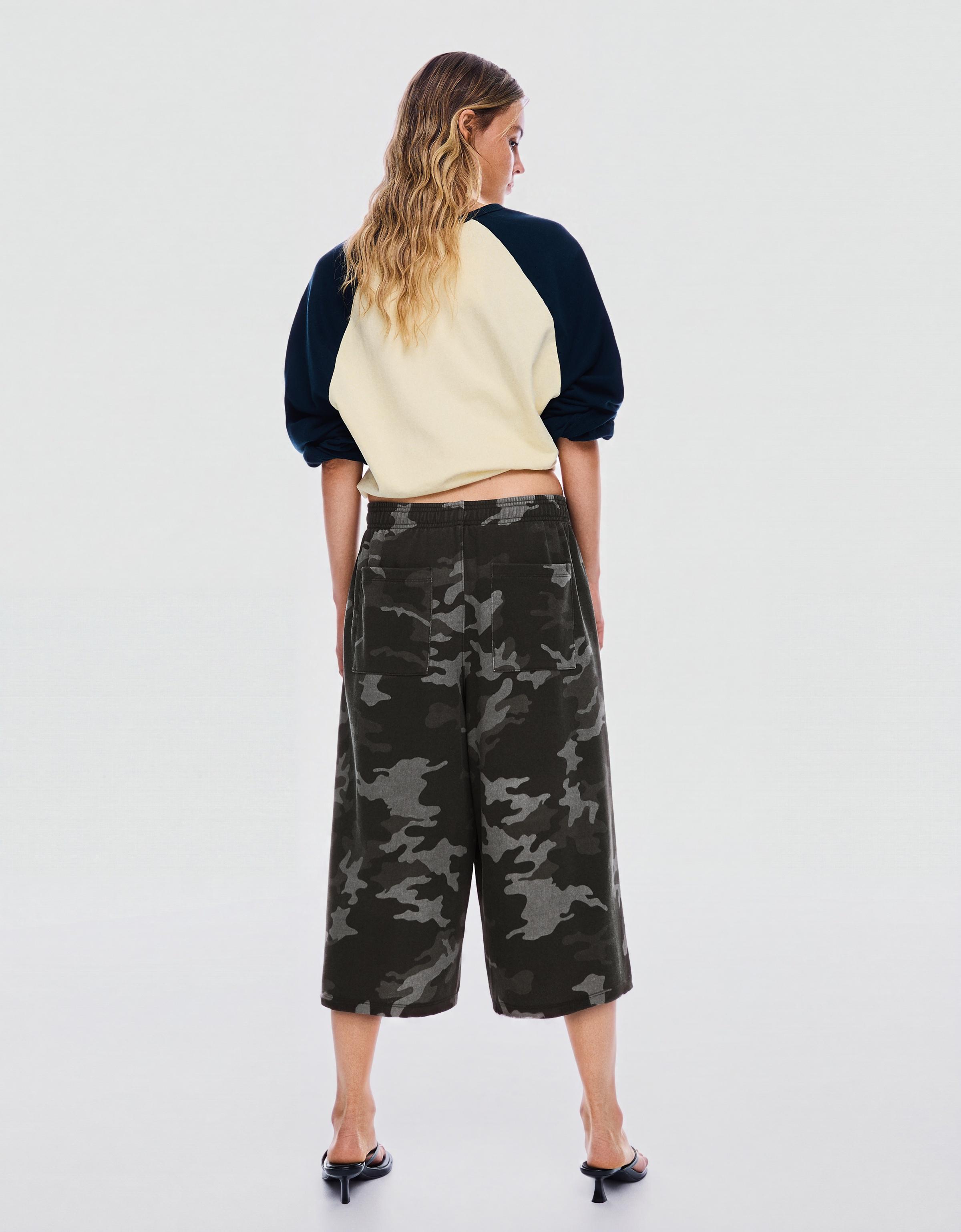 Long plush Bermuda shorts with print — Dark grey
