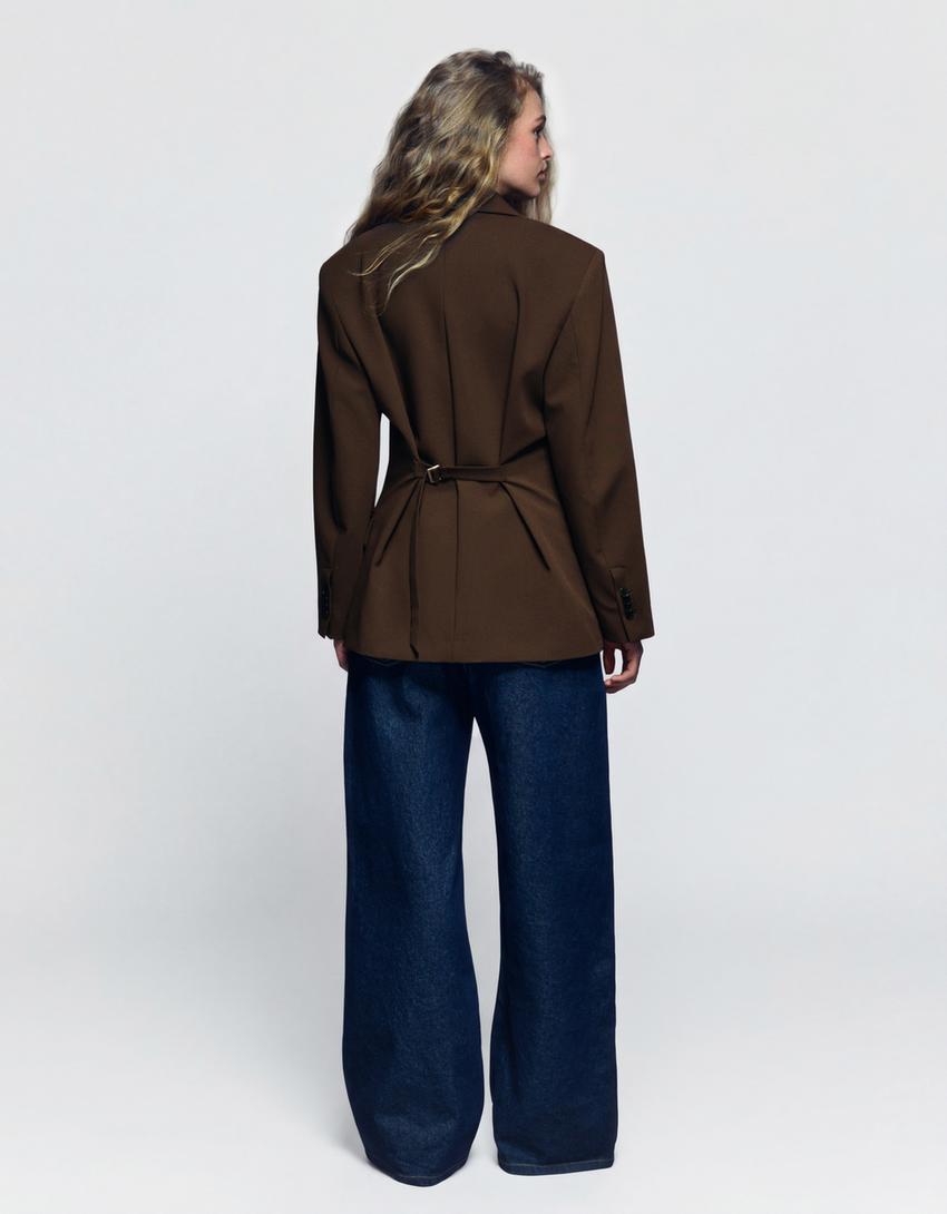 Blazer med spänne baktill baksida-Brun