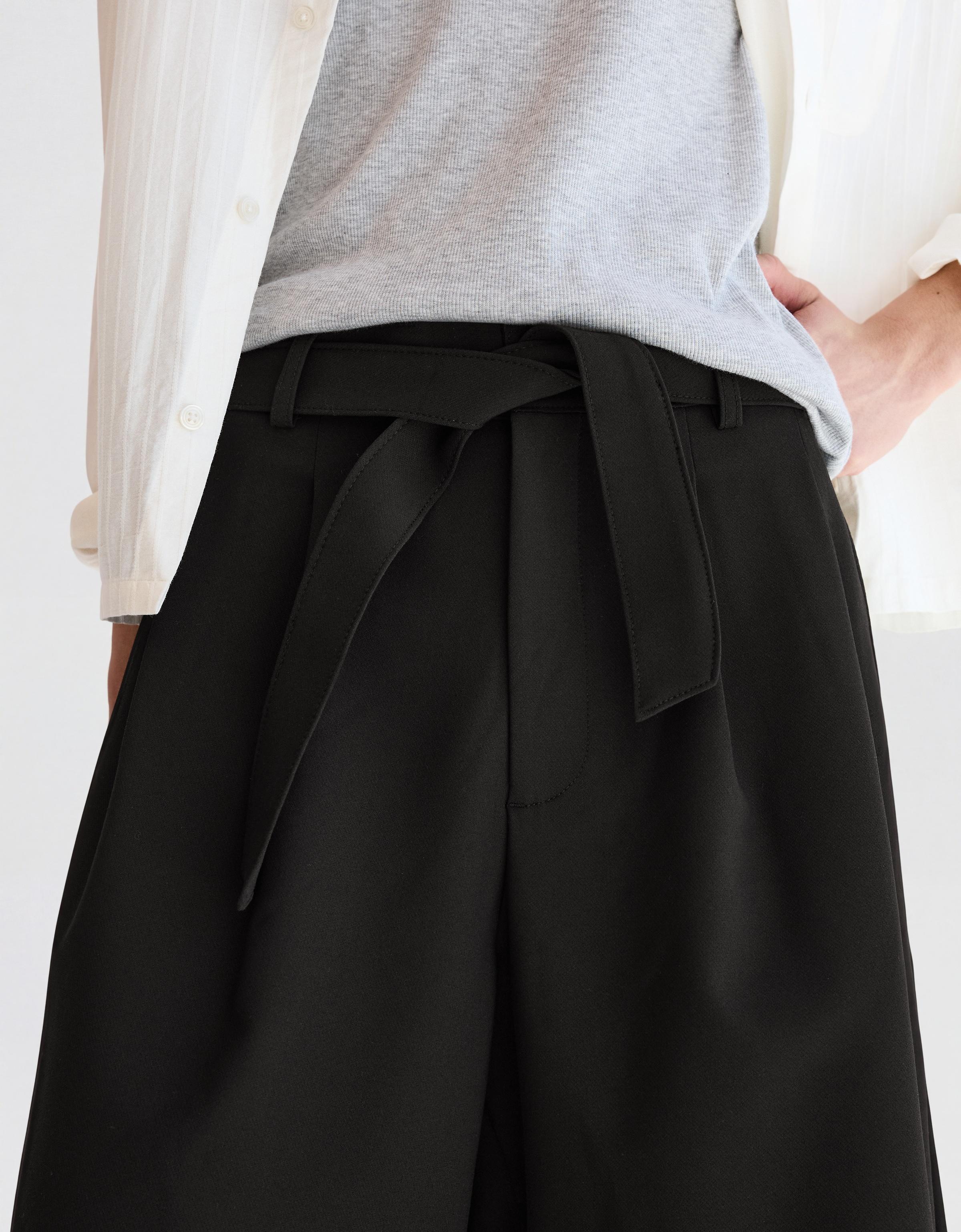 Wide-leg Bermuda shorts with belt — Black