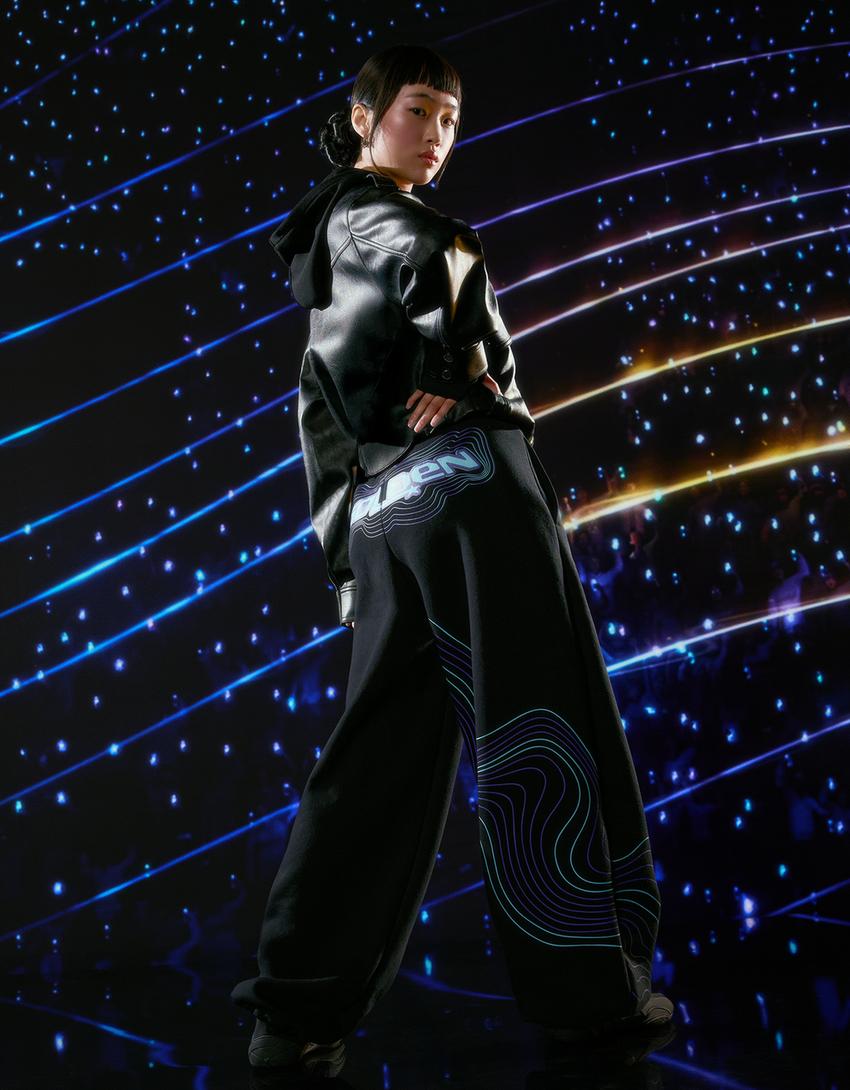 بنطال KPop Demon Hunters Huntr/x ناعم بقصًة باريل وبطبعة-أسود