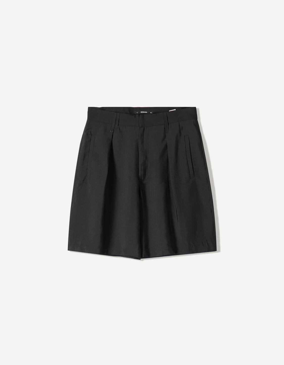 Wide-leg pleated Bermuda shorts