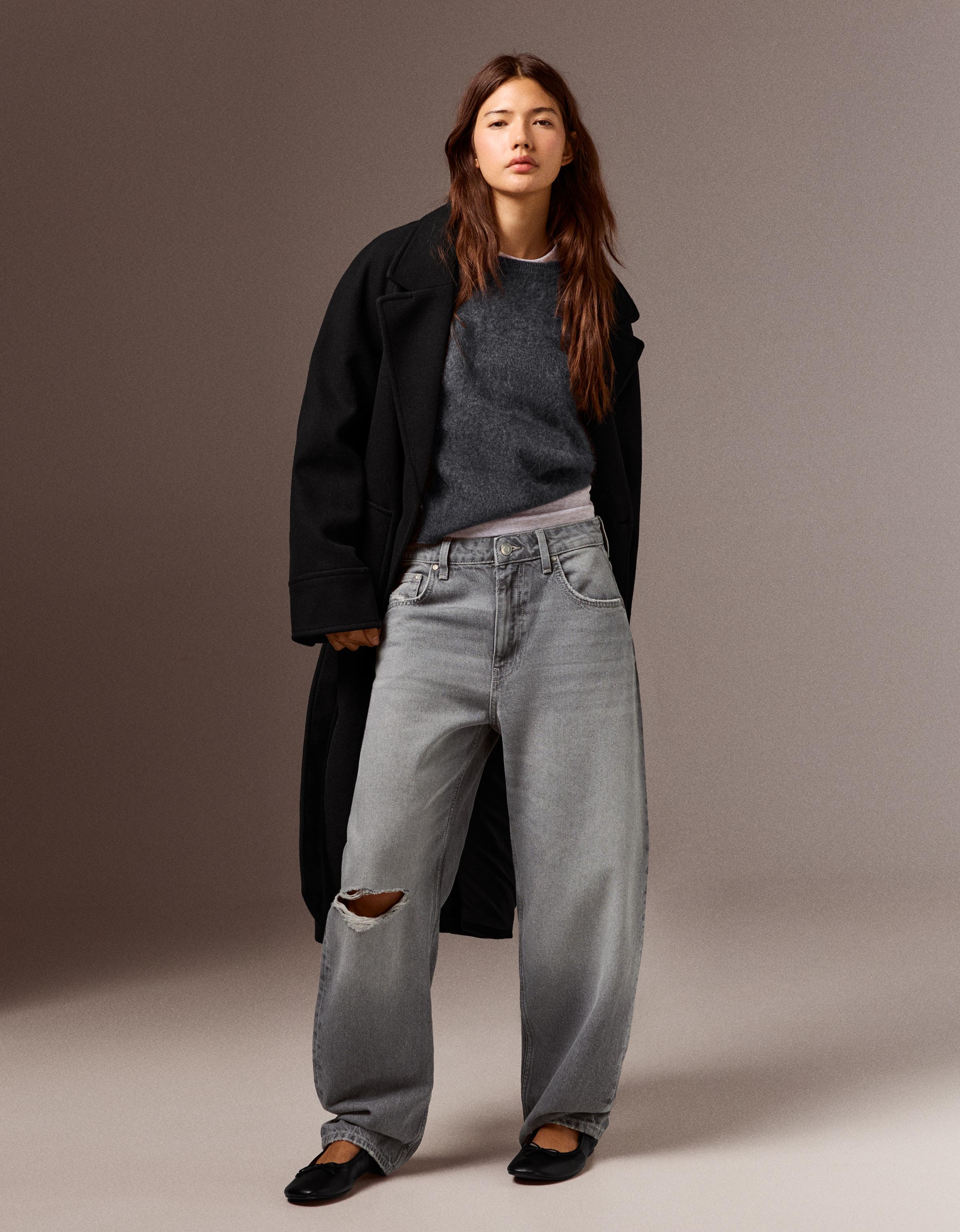 Bershka Jeansy O Kroju Barrel O Kroju Loose Z Przetarciami Kobieta 40 Szary