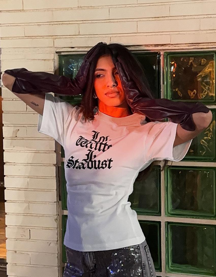 Apdrukāts ‘oversize’ stila krekliņš ar īsām piedurknēm-Pelēkbalts