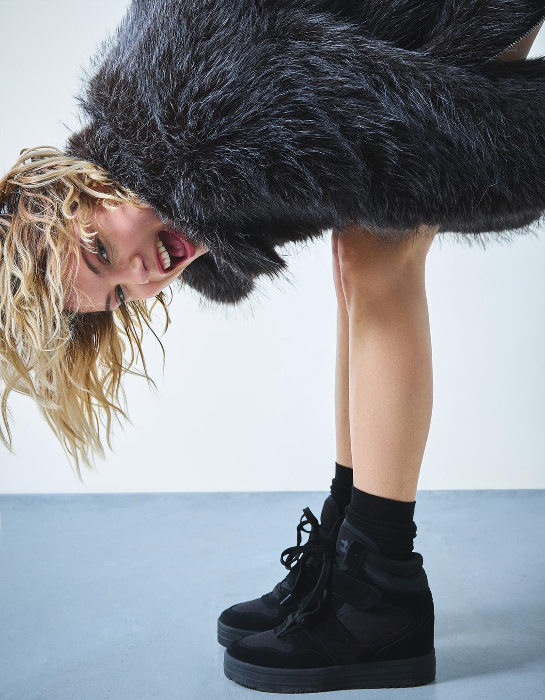 حذاء رياضي برقبة عالية وتصميم إسفين في الداخل