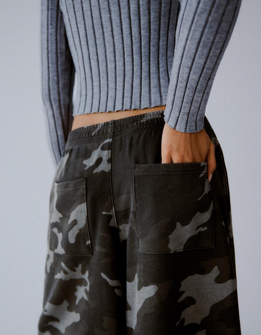 Long plush Bermuda shorts with print-Dark grey
