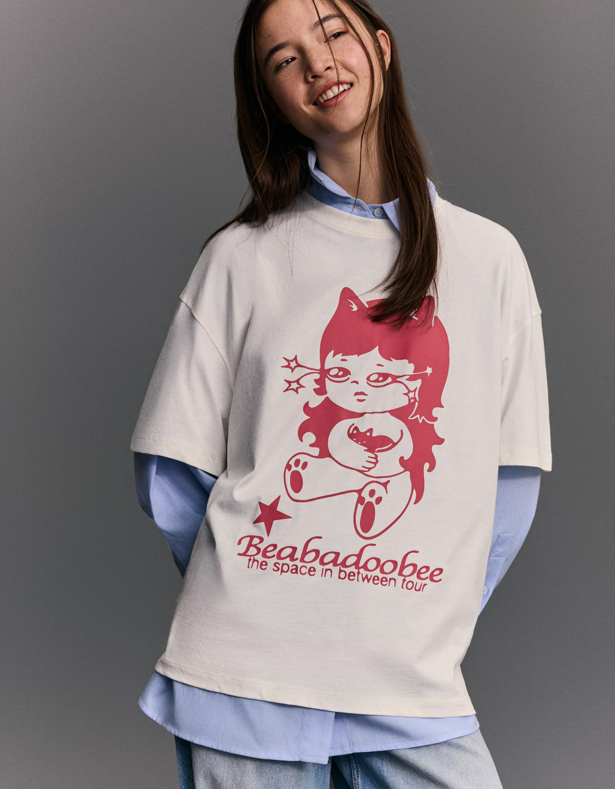 Bershka Beabadoobee T-Shirt Mit Kurze Ärmel Und Print Damen S Weiss