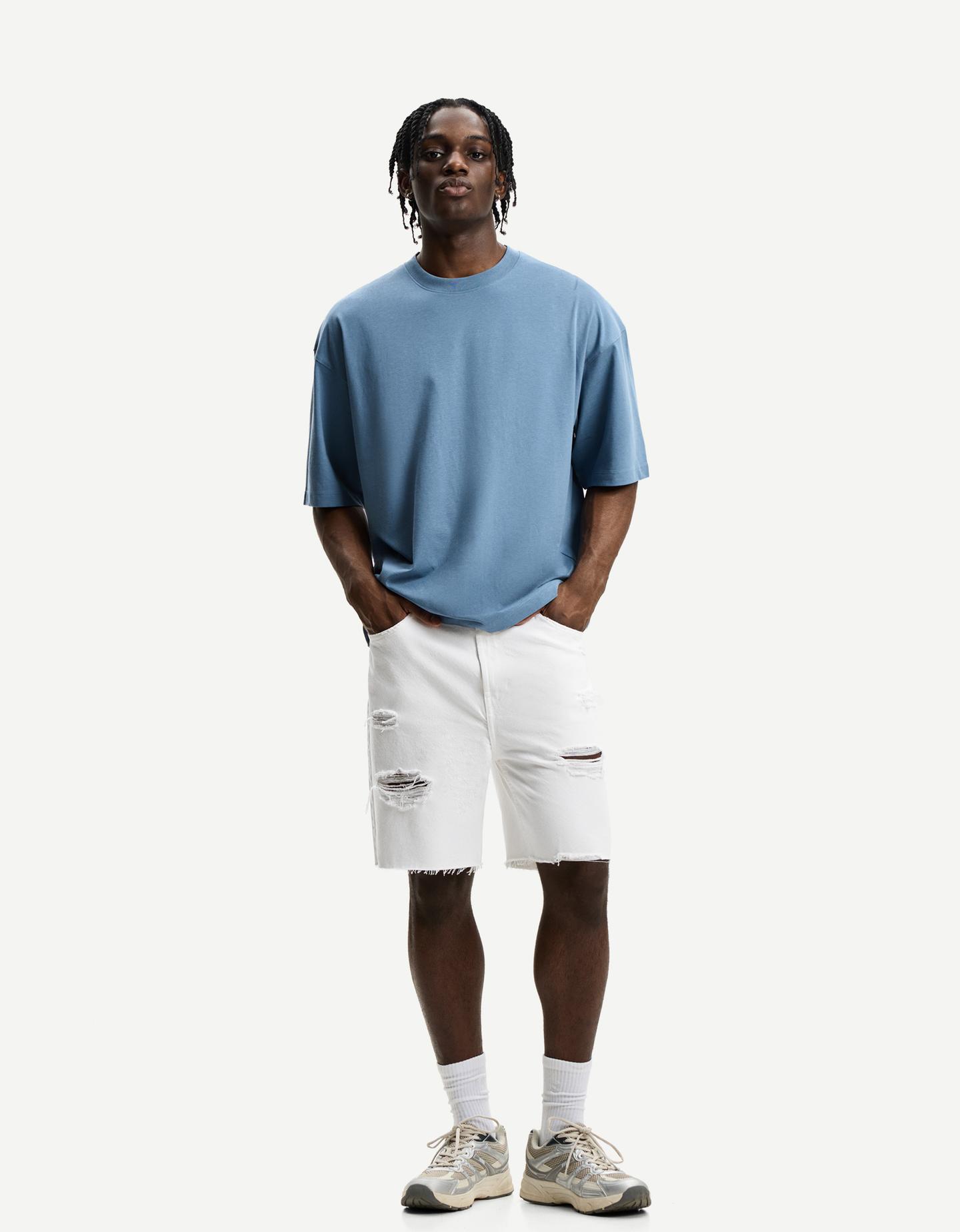 Bershka bermudy jeansowe z przetarciami biały