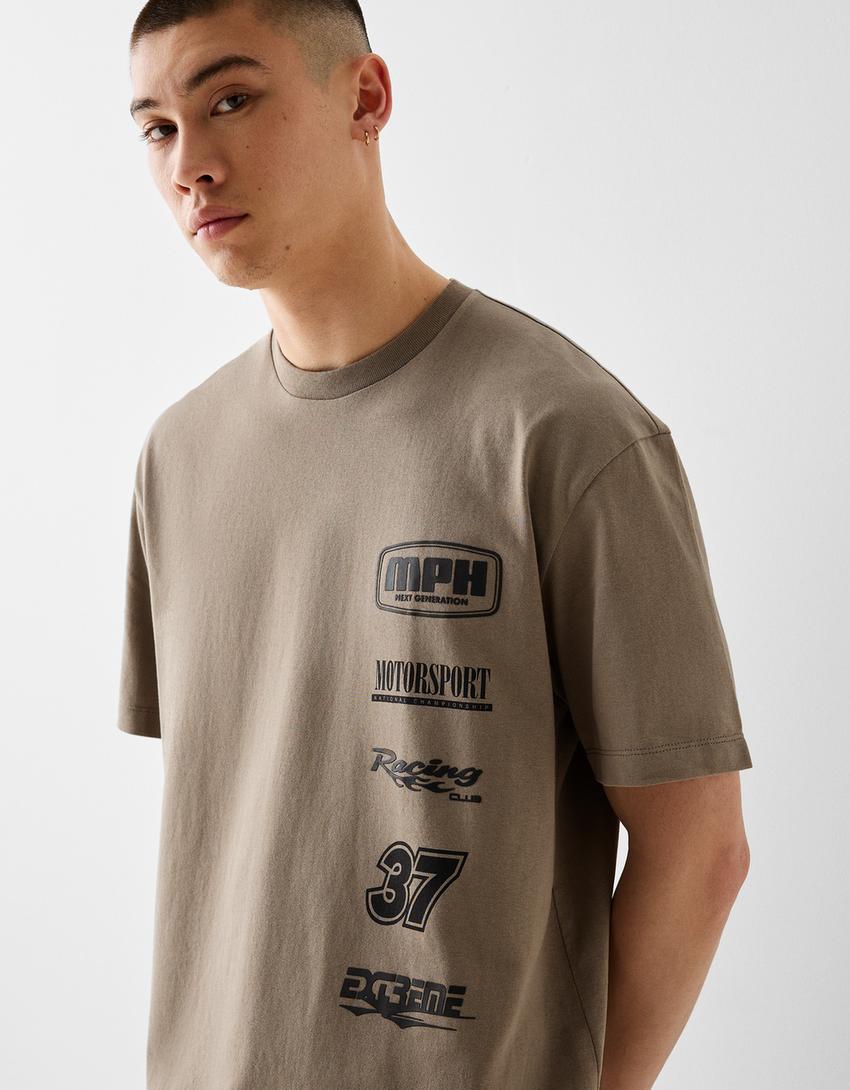 T-shirt manga curta boxy estampado-Marrom-2