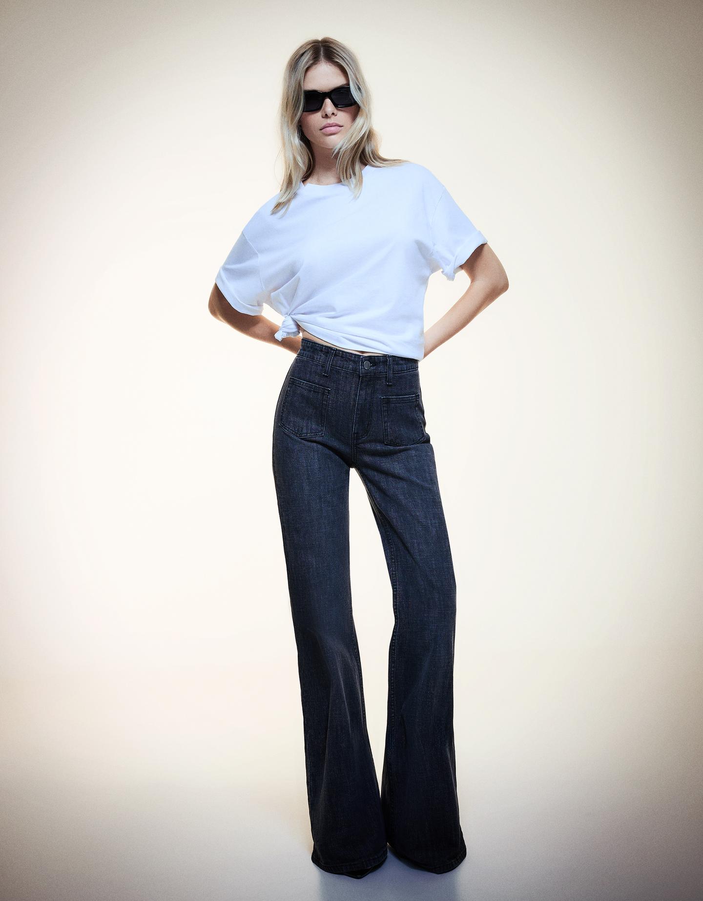 Bershka jeansy o kroju flare z komfortowymi kieszeniami czarny