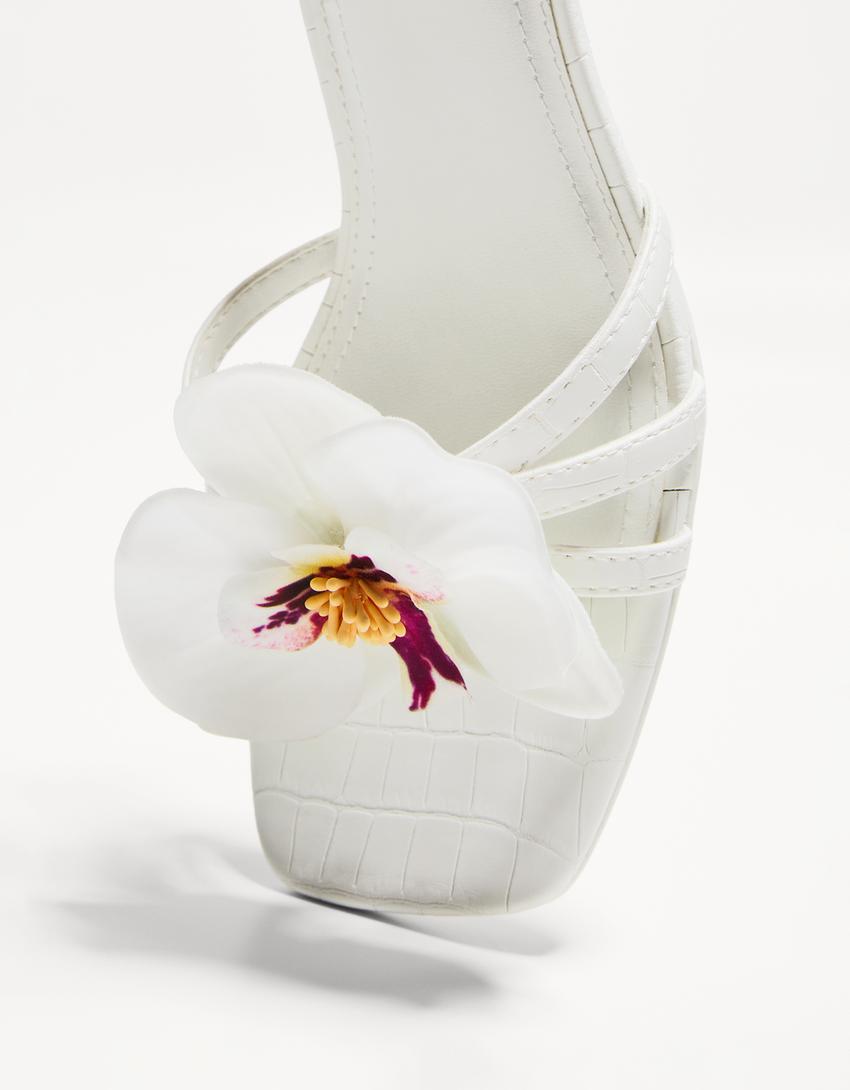 Sandal tumit kucing dengan detail motif bunga-PUTIH