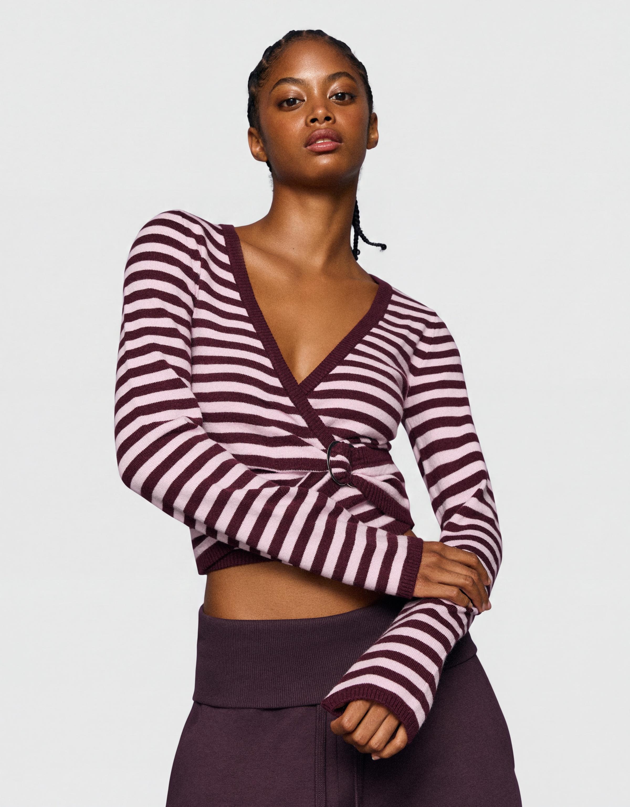 V-neck jumper with buckle