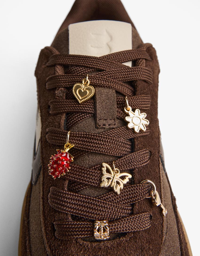 Tênis retrô com charms-Combinado