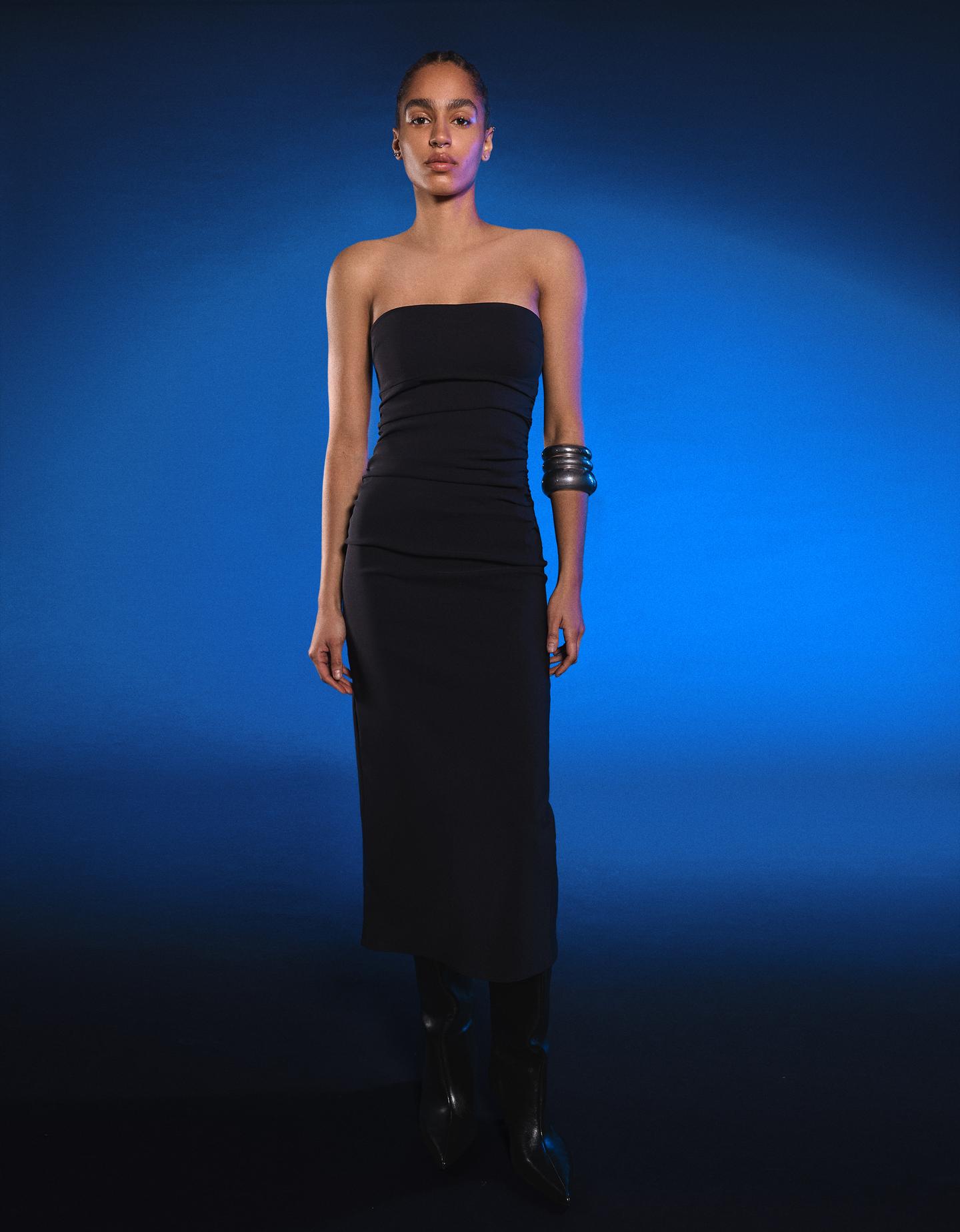 Bershka sukienka midi bandeau z bengalinu czarny