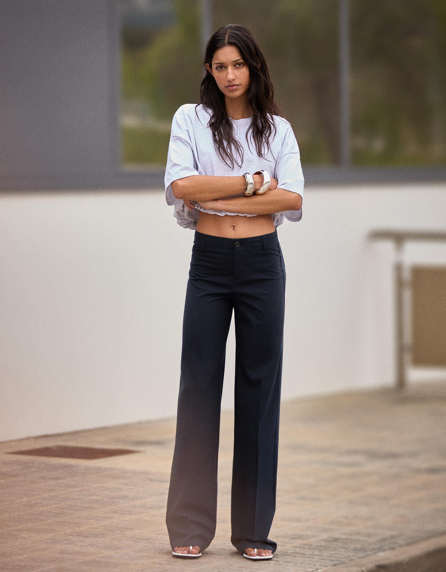 Bershka spodnie z szerokimi nogawkami granatowy