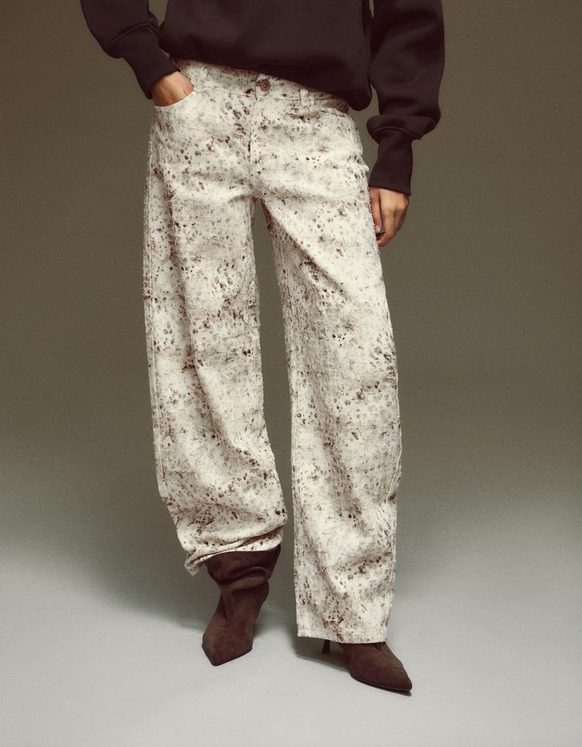 Low-rise baggy jeans with a textured print-Cream