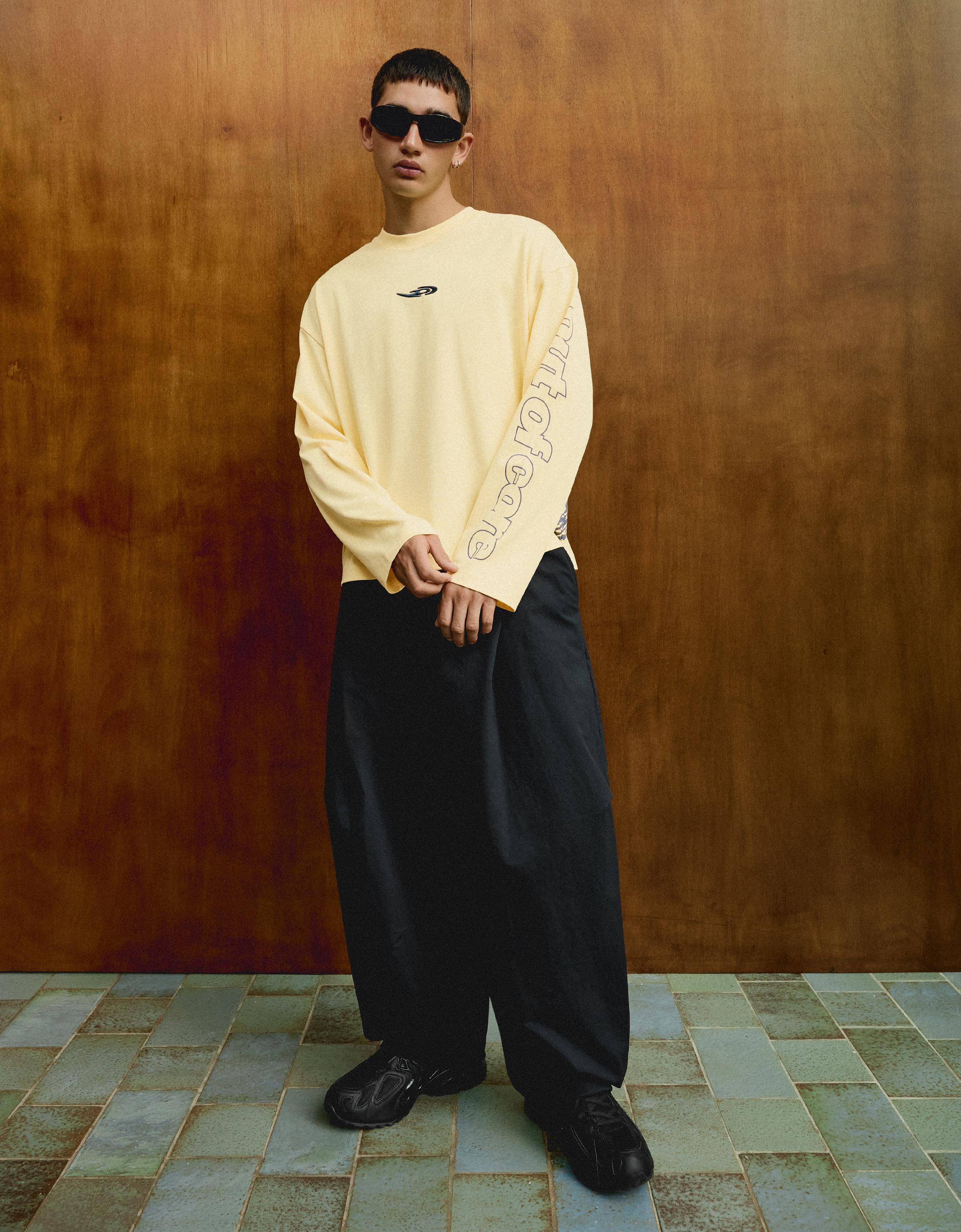 Bershka Spodnie Baggy O Kroju Baggy, Z Zaszewkami, Pin, Zapiętek I Out Of Core Mężczyzna Granatowy