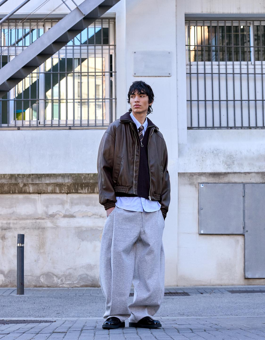 Balloon fit felt texture trousers with darts