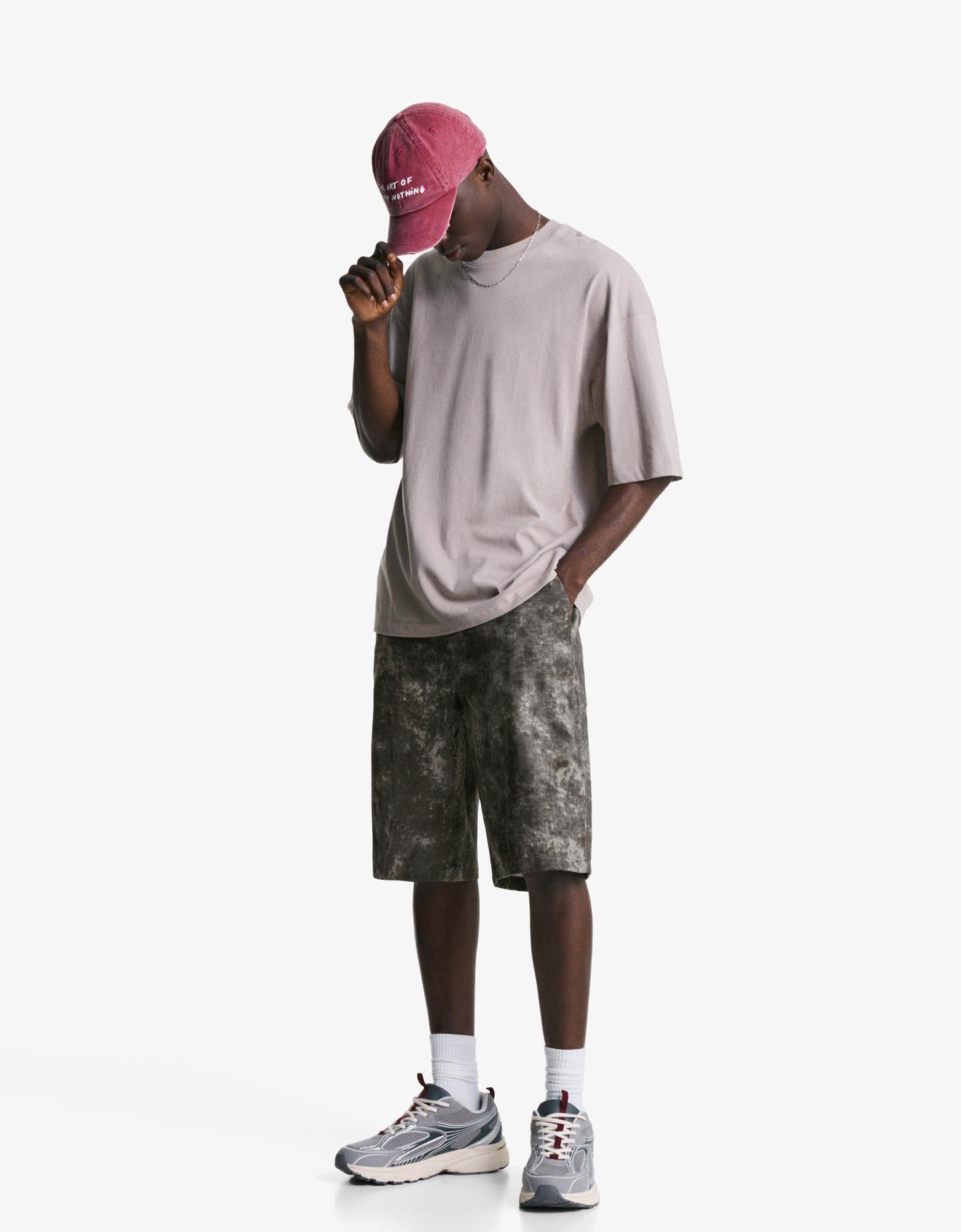 Bershka bermudy z nadrukiem czarny