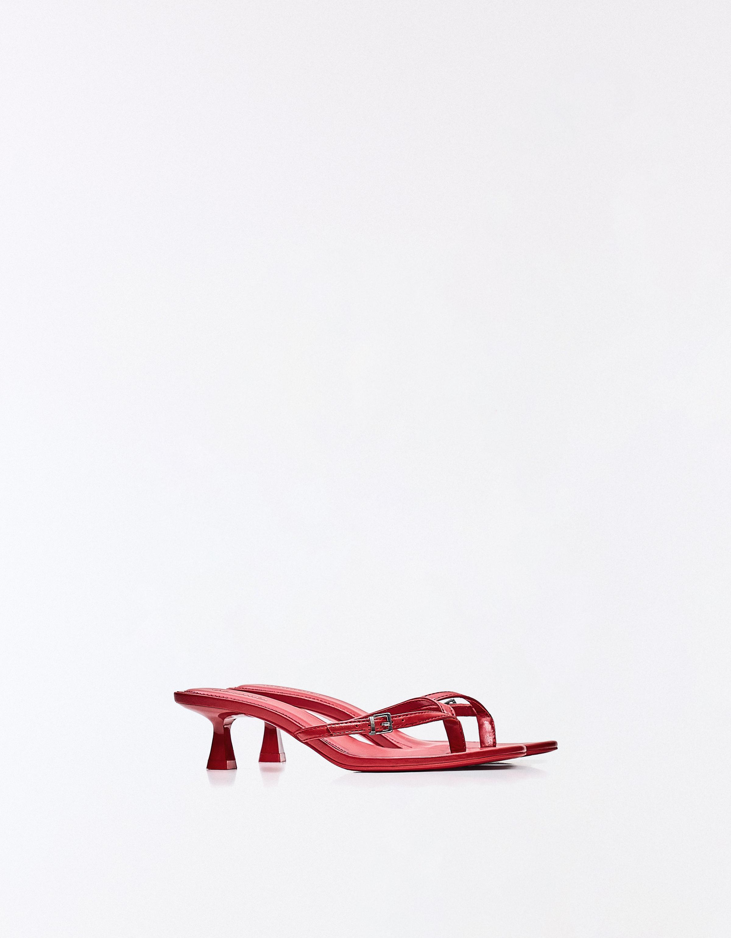 Buckle thong heeled sandals — RED