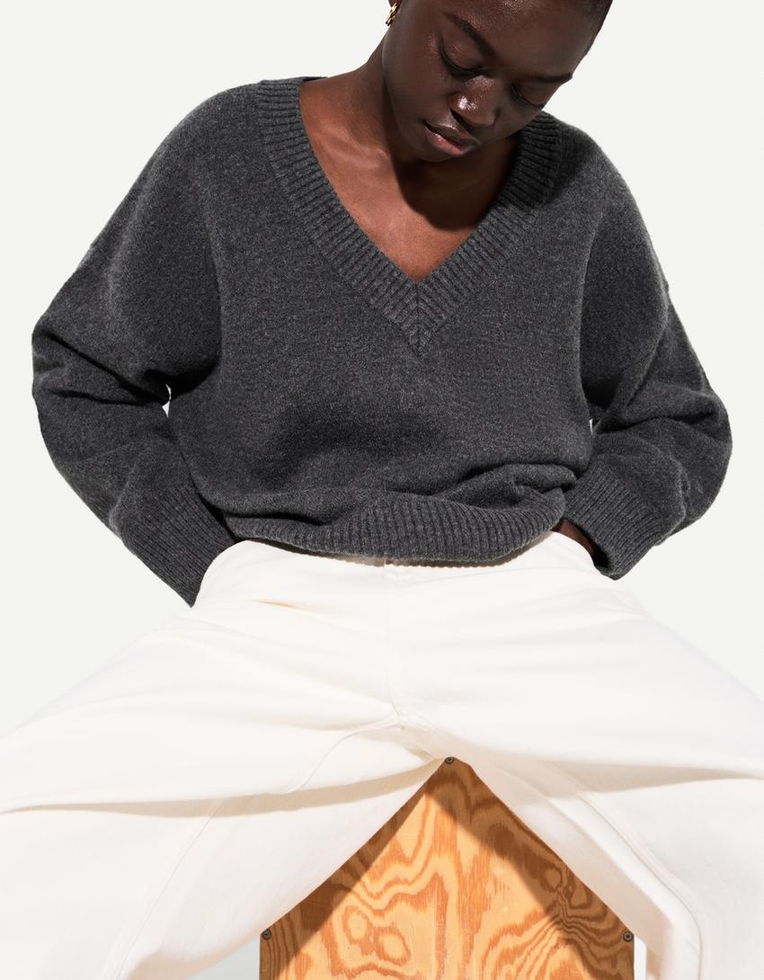 Pulover oversize cu guler în V-Gri-1