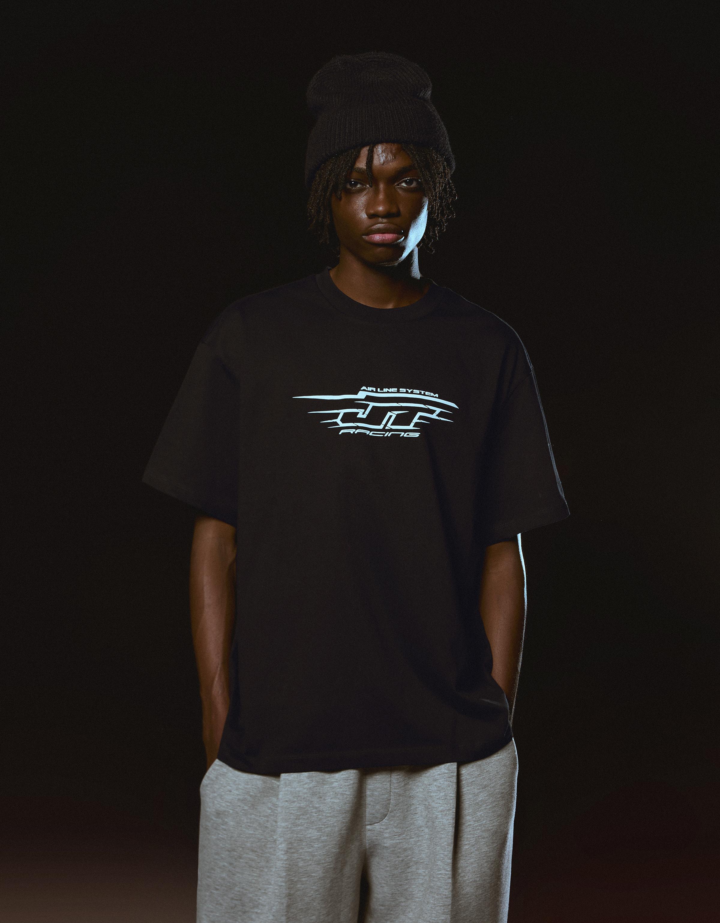 Bershka Jt Racing T-Shirt Mit Kurzen Ärmeln Und Print Herren Xs Schwarz