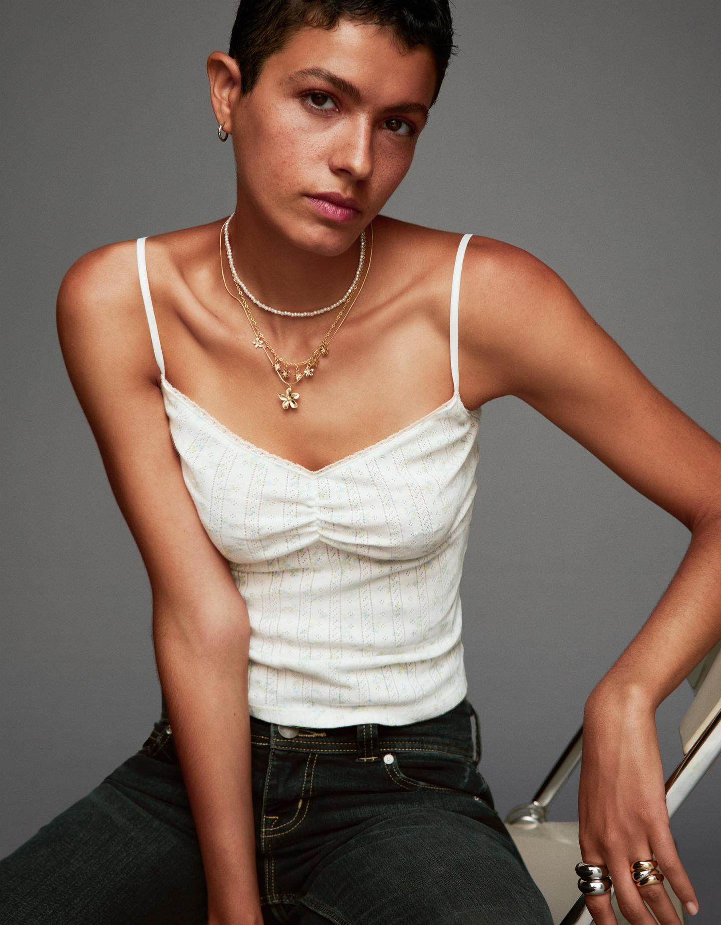 Bershka top na ramiączkach z ażurowym nadrukiem kremowy