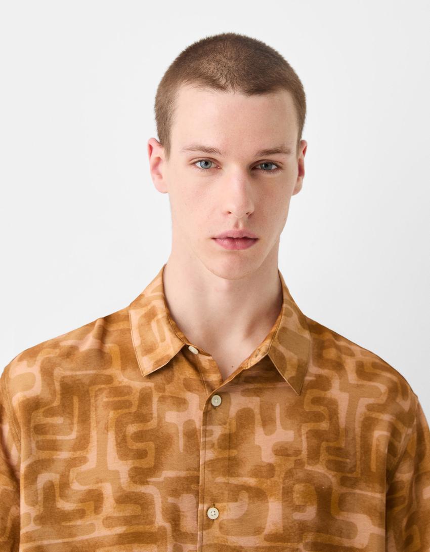 قميص بأكمام قصيرة وطبعة هندسية-لون المغرة-2