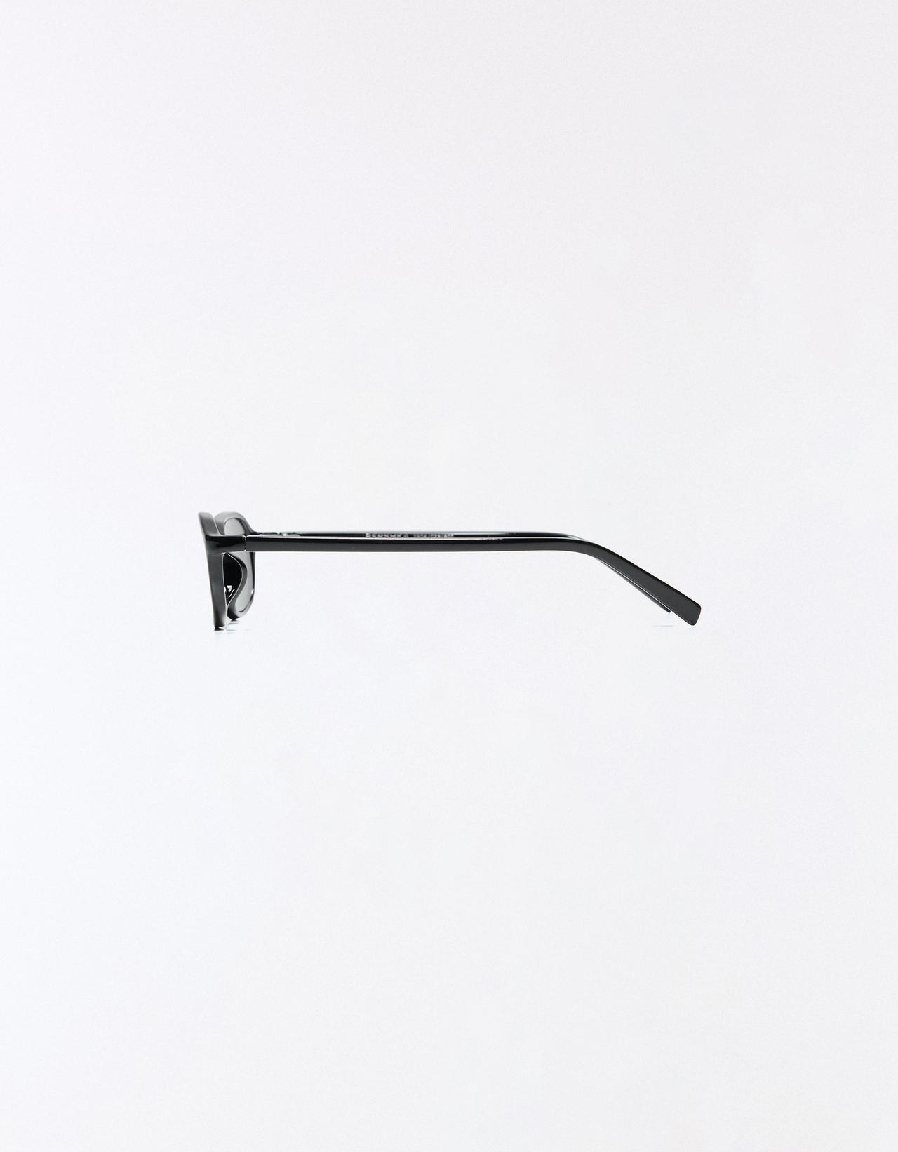 Oval sunglasses — Black