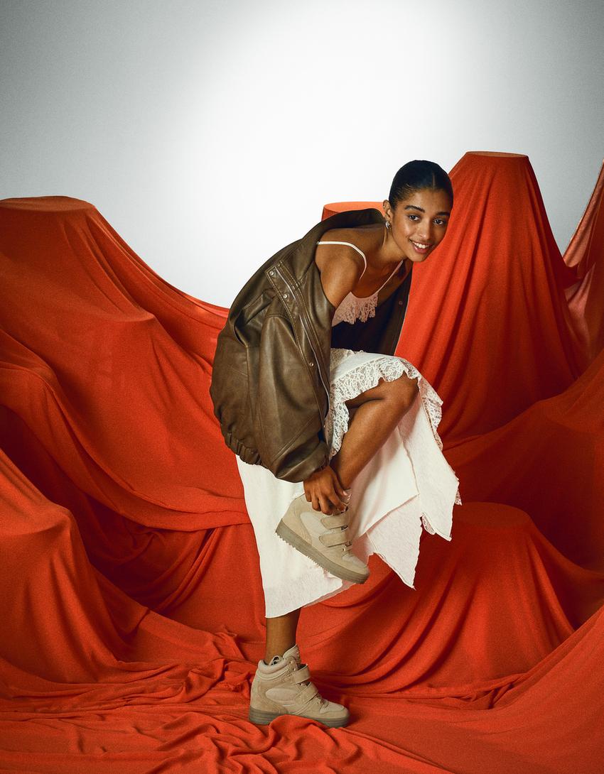 فستان طويل بكشكش ودانتيل شريطي-كريمي