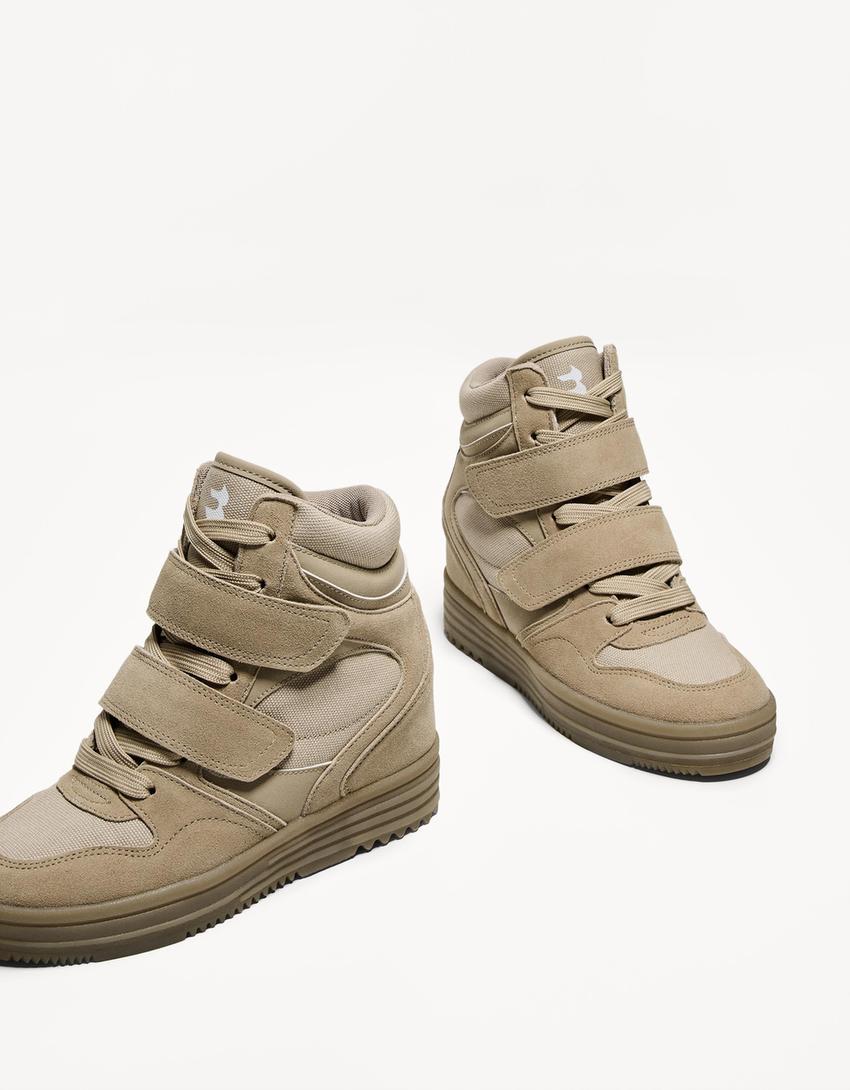 Tênis botinha com cunha interior-Taupe