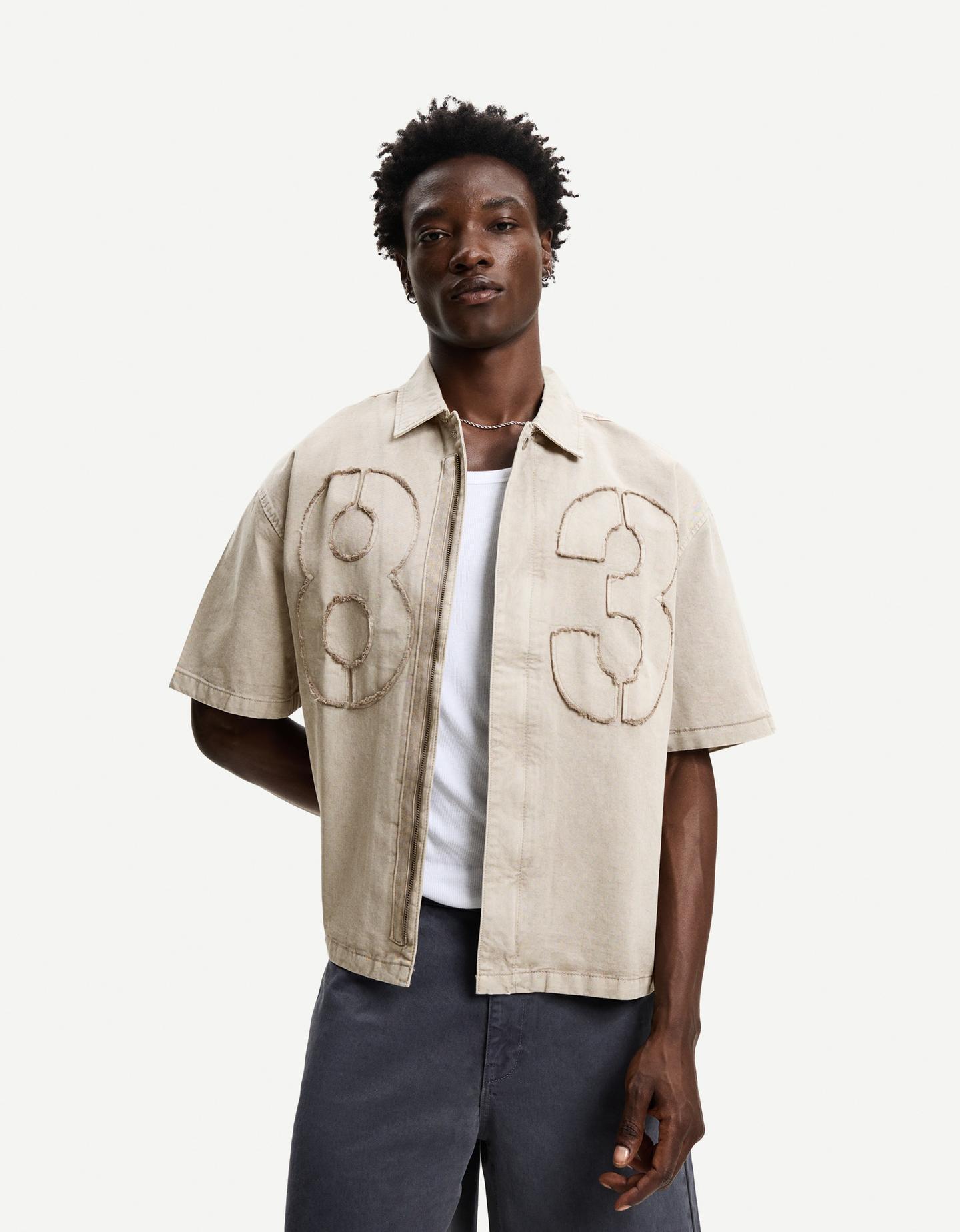 Bershka koszula boxy z krótkim rękawem i haftem szary