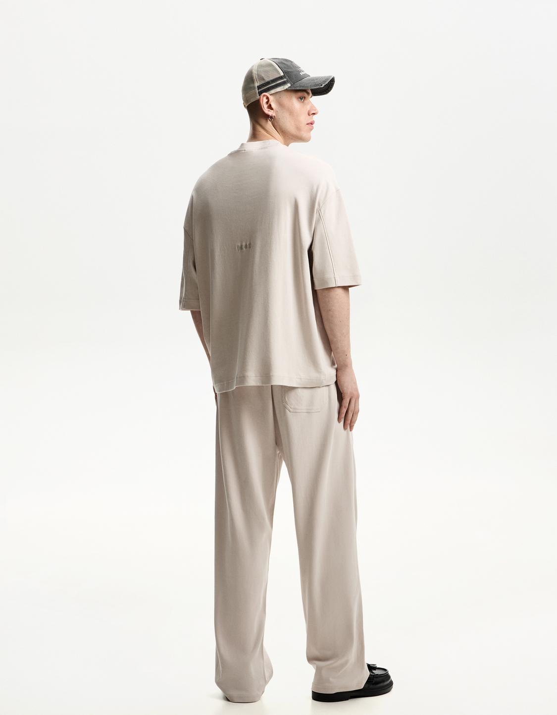 T-shirt and trousers set