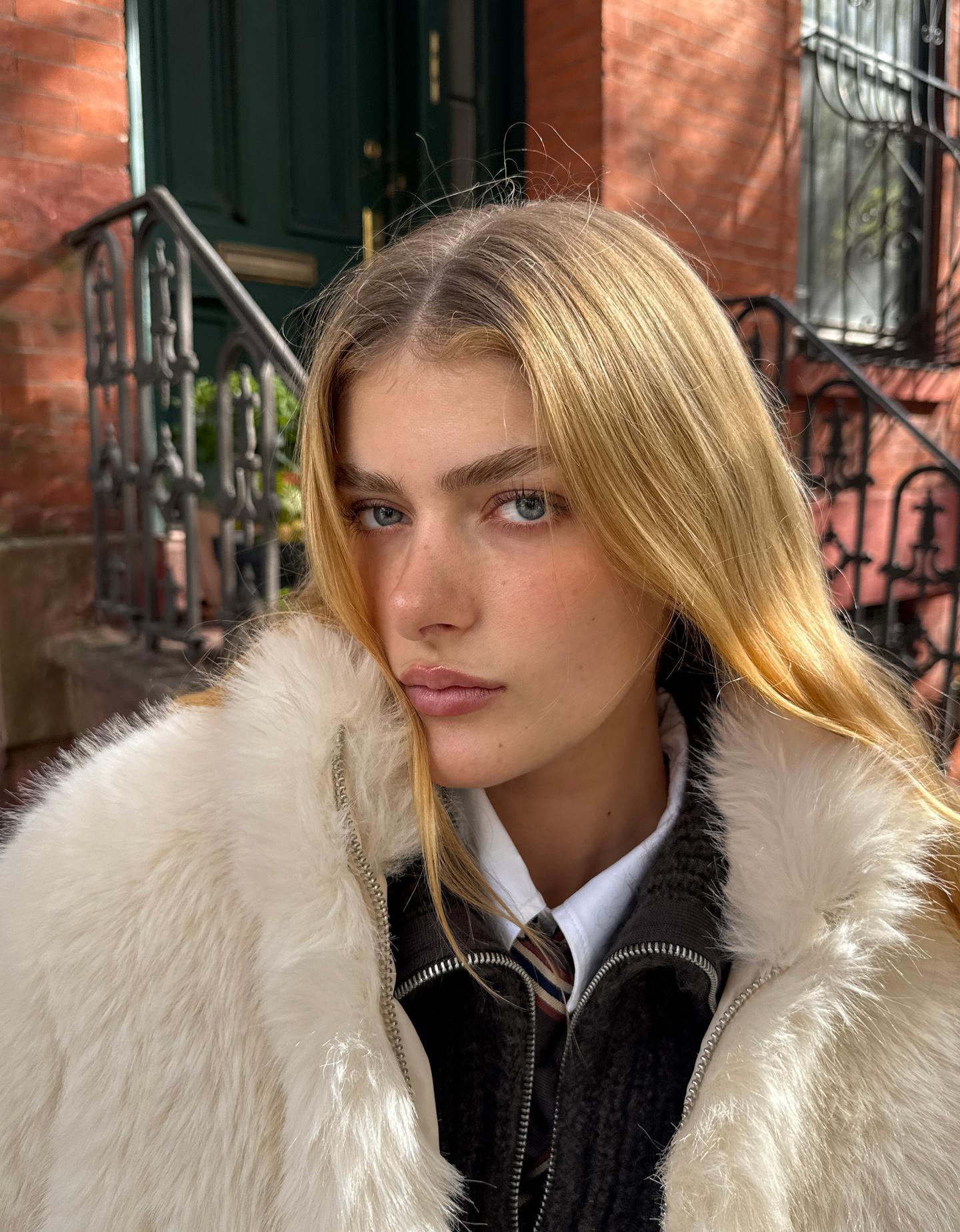 Bershka kurtka z efektem futerka biały złamany