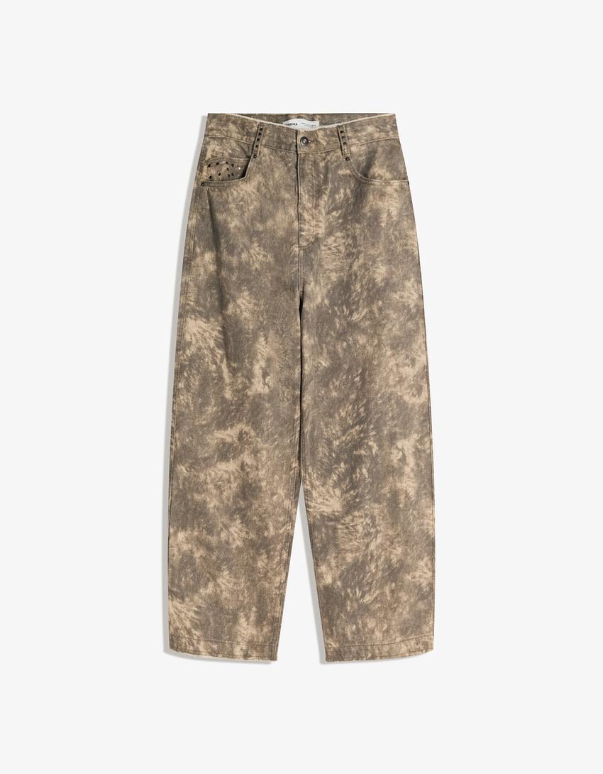 Pantalón tachas print-Marrón
