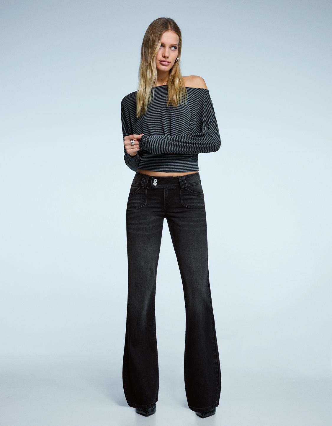 Jeans flare bordado bolsillos