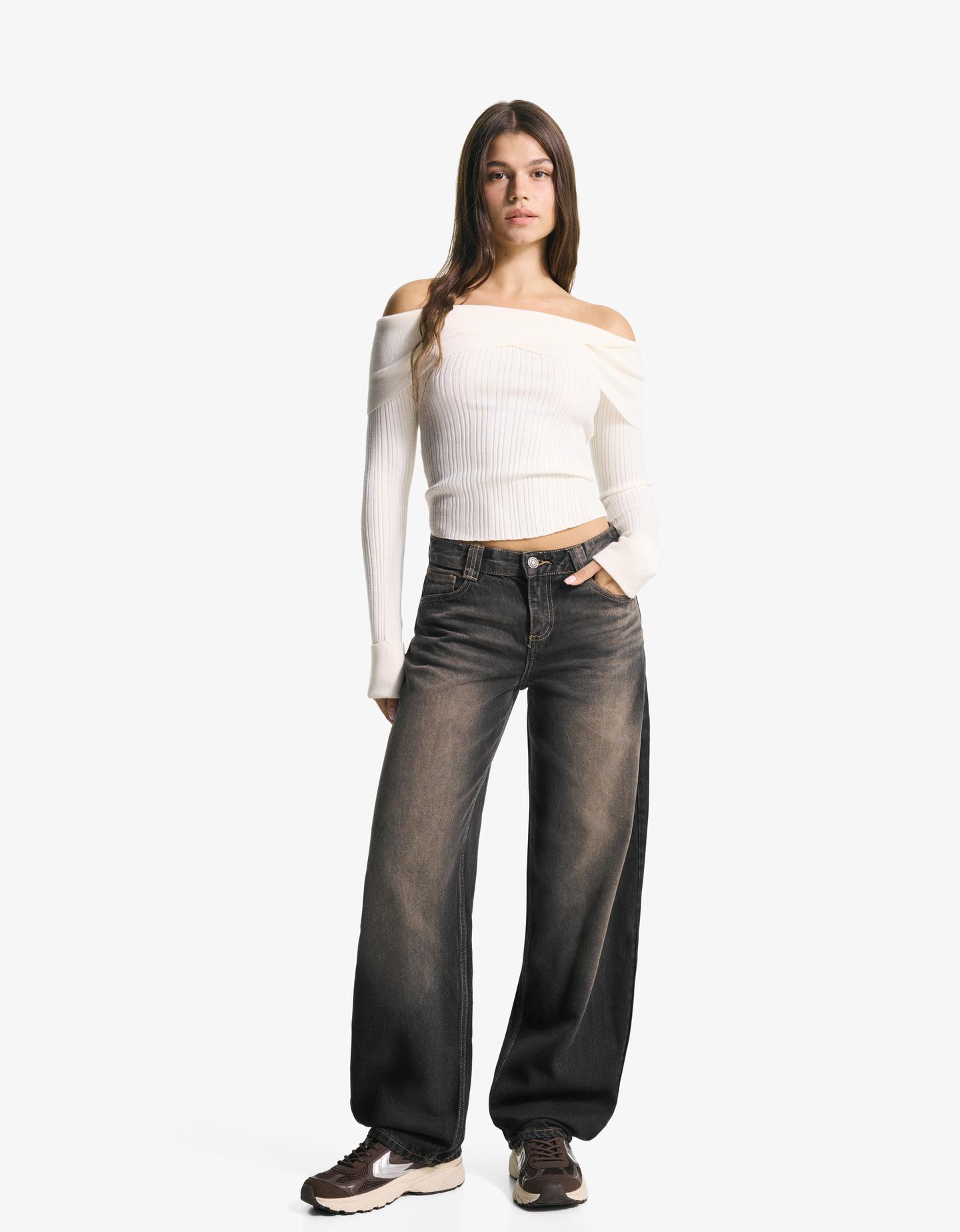Bershka jeansy o kroju barrel czarny