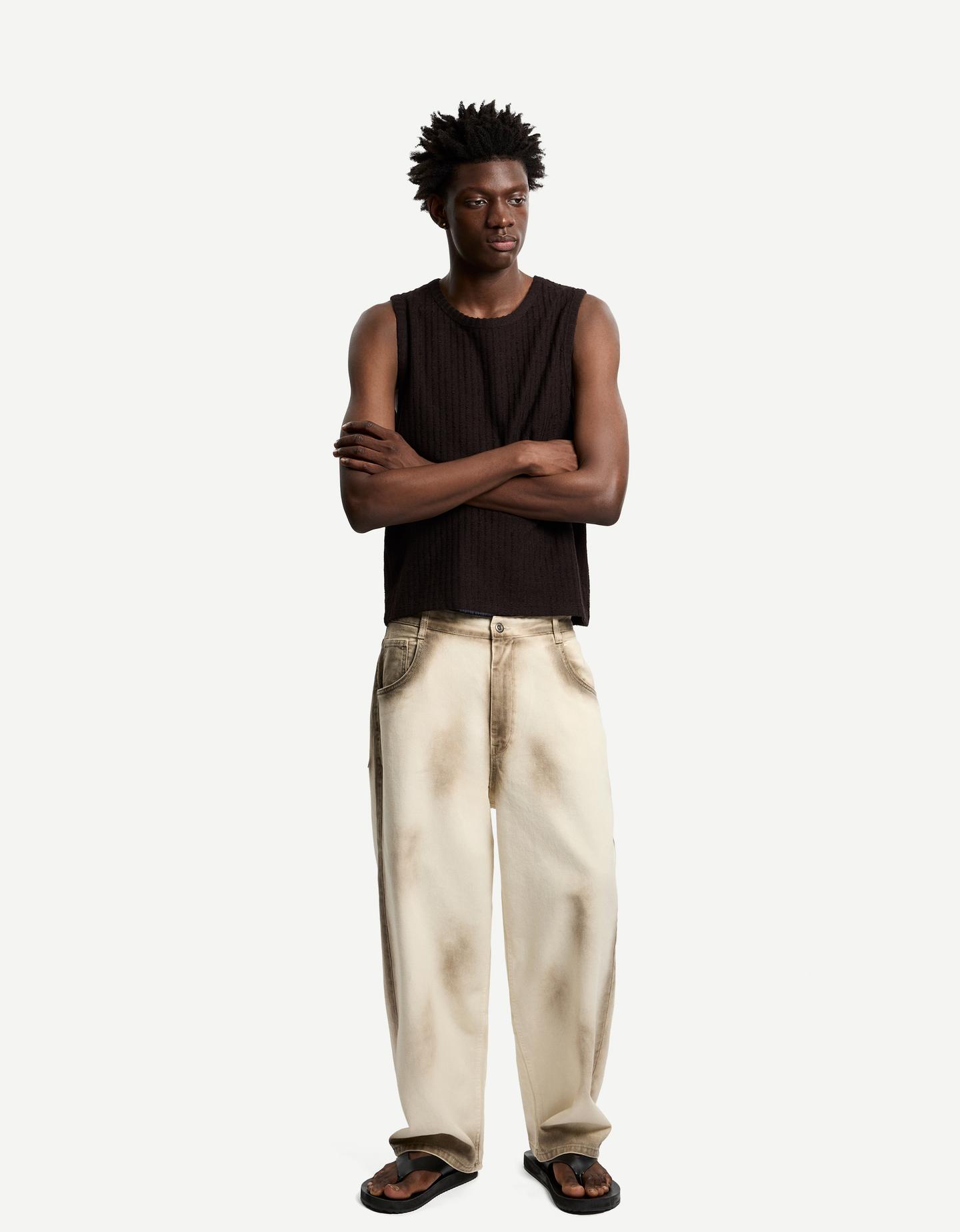 Bershka spodnie o kroju super baggy z nadrukiem beżowy